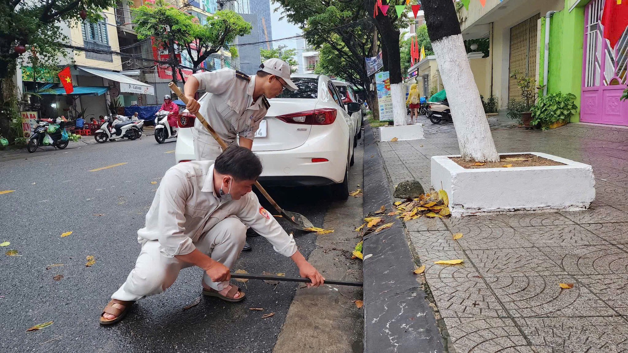 Đà Nẵng căng mình chống ngập, khẩn trương ứng phó bão số 10 - Ảnh 1.