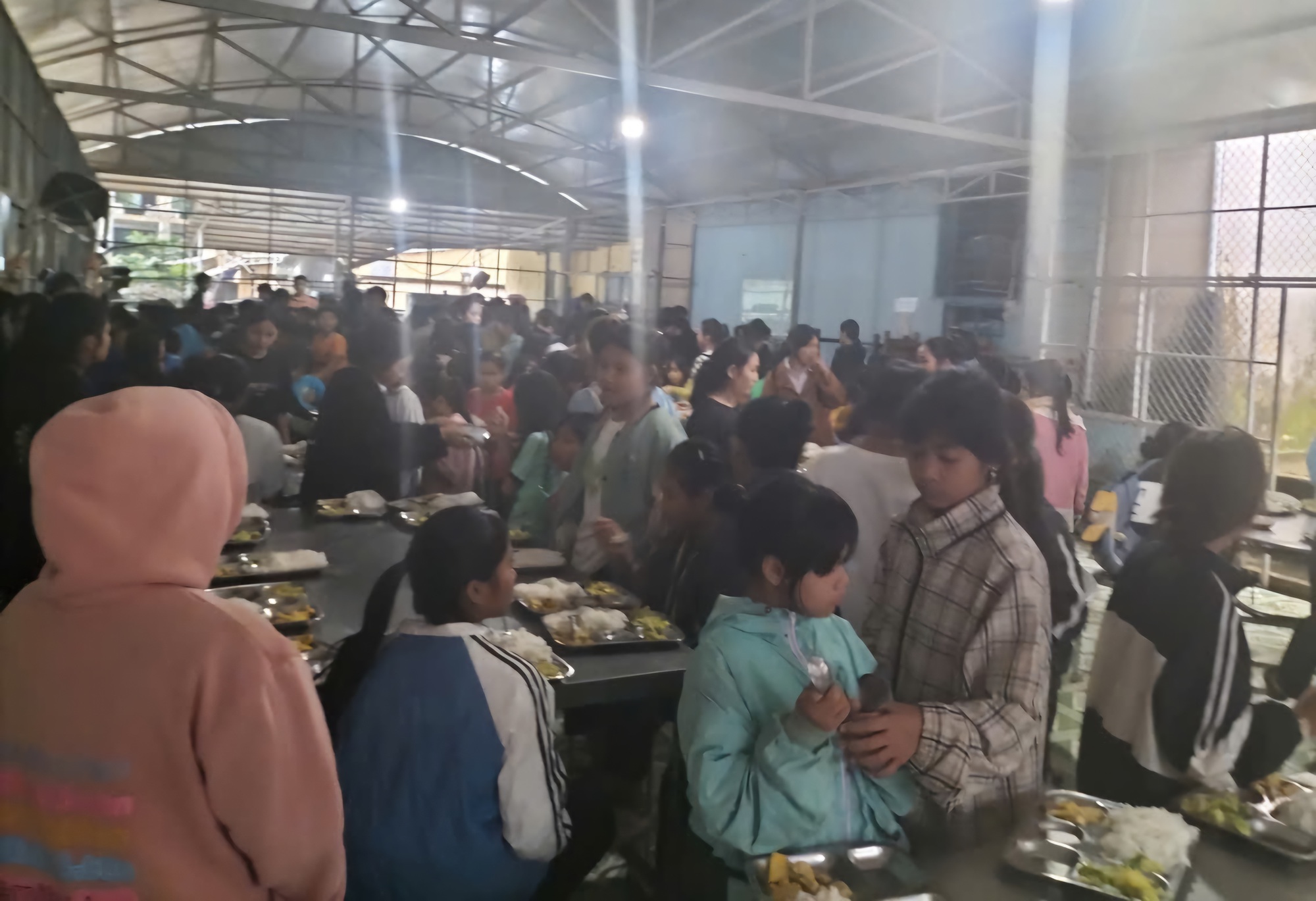 مدرسه کوهستانی دانانگ به طوفان شماره ۱۰ واکنش نشان میدهد: حفظ امنیت مطلق دانشآموزان - عکس ۲. Trường miền núi Đà Nẵng ứng phó bão số 10: Giữ an toàn tuyệt đối cho học trò- Ảnh 2.