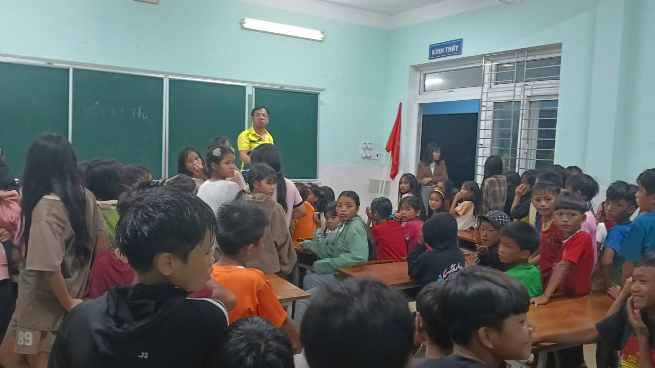 مدرسه کوهستانی دانانگ به طوفان شماره ۱۰ واکنش نشان میدهد: حفظ امنیت کامل دانشآموزان - عکس ۱. Trường miền núi Đà Nẵng ứng phó bão số 10: Giữ an toàn tuyệt đối cho học trò- Ảnh 1.