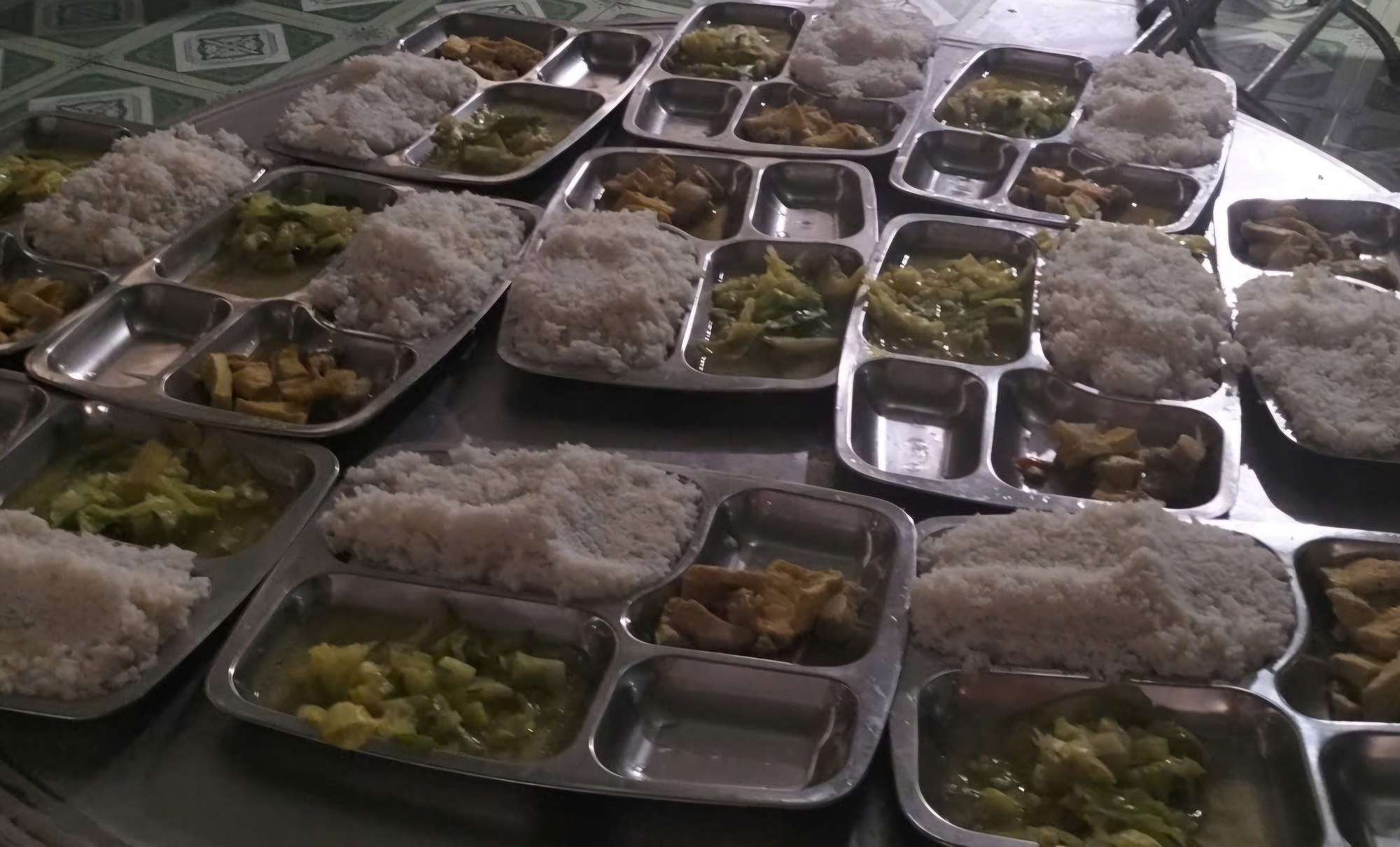 مدرسه کوهستانی دانانگ به طوفان شماره ۱۰ واکنش نشان میدهد: حفظ امنیت مطلق دانشآموزان - عکس ۳. Trường miền núi Đà Nẵng ứng phó bão số 10: Giữ an toàn tuyệt đối cho học trò- Ảnh 3.