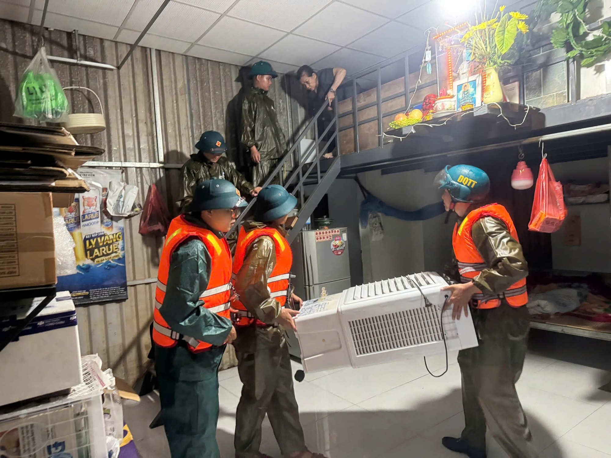 مدرسه کوهستانی دانانگ به طوفان شماره ۱۰ واکنش نشان میدهد: حفظ امنیت مطلق دانشآموزان - عکس ۶. Trường miền núi Đà Nẵng ứng phó bão số 10: Giữ an toàn tuyệt đối cho học trò- Ảnh 6.