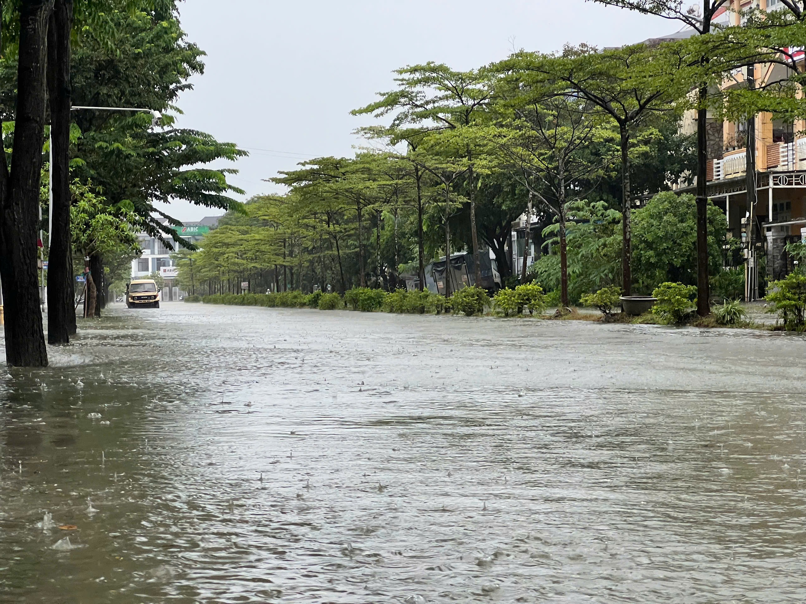 Huế mưa lớn, người dân chằng chống nhà cửa, đưa ô tô đến vị trí cao   - Ảnh 2.
