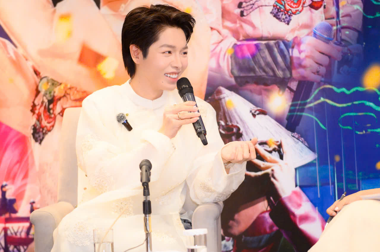 ឌុច ភុក បានឈ្នះជើងឯក 'Intervision' អរគុណចំពោះ 'ល្បិច' របស់... Saint Giong - រូបថត ១. Đức Phúc lên ngôi quán quân 'Intervision' nhờ 'chiêu' của... Thánh Gióng- Ảnh 1.