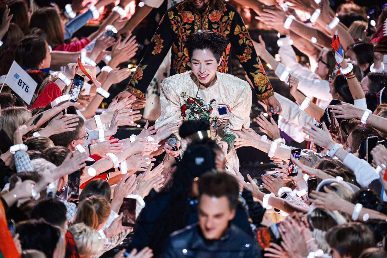 ឌុច ភុក ឈ្នះជើងឯក 'Intervision' អរគុណចំពោះ 'ល្បិច' របស់... Saint Giong - រូបថត ២. Đức Phúc lên ngôi quán quân 'Intervision' nhờ 'chiêu' của... Thánh Gióng- Ảnh 2.