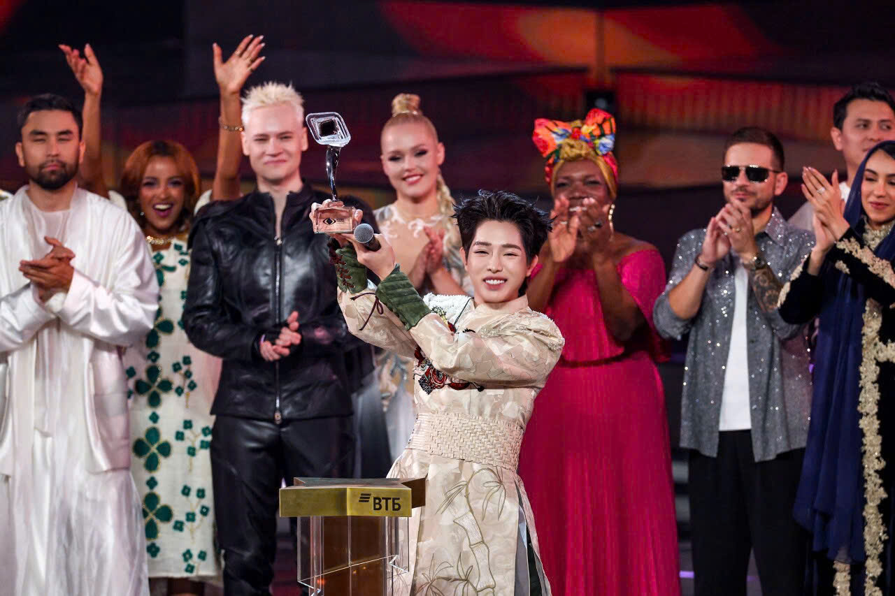 ឌុច ភុក បានឈ្នះជើងឯក 'Intervision' អរគុណចំពោះ 'ល្បិច' របស់... Saint Giong - រូបថតទី 3 ។ Đức Phúc lên ngôi quán quân 'Intervision' nhờ 'chiêu' của... Thánh Gióng- Ảnh 3.