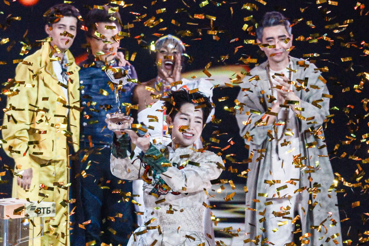 ឌុច ភុក ឈ្នះជើងឯក 'Intervision' អរគុណចំពោះ 'ល្បិច' របស់... Saint Giong - រូបថត ៤. Đức Phúc lên ngôi quán quân 'Intervision' nhờ 'chiêu' của... Thánh Gióng- Ảnh 4.