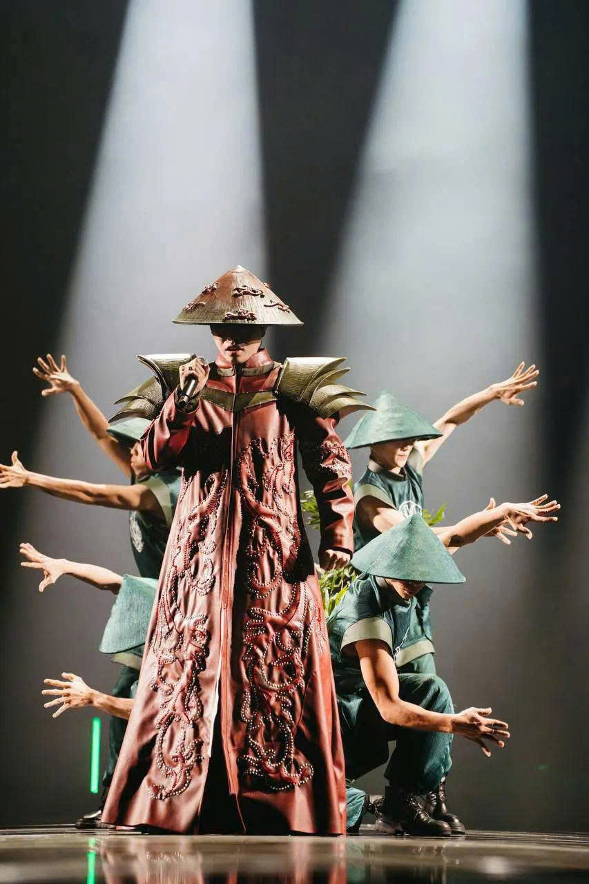 ឌុច ភុក ឈ្នះជើងឯក 'Intervision' អរគុណចំពោះ 'ល្បិច' របស់... Saint Giong - រូបថត ៥. Đức Phúc lên ngôi quán quân 'Intervision' nhờ 'chiêu' của... Thánh Gióng- Ảnh 5.