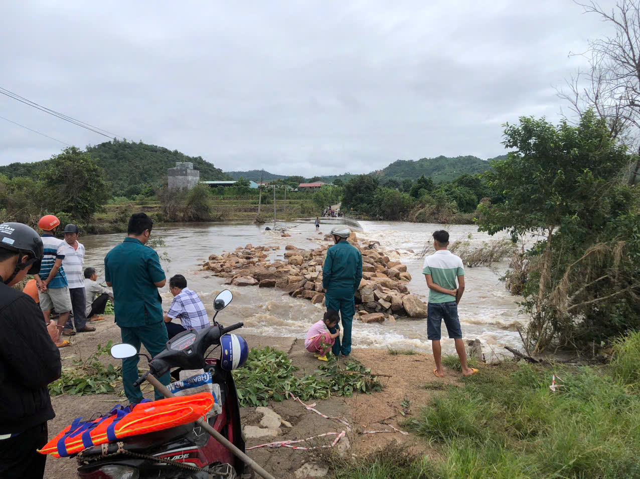 Hơn 1 . 500 Người dân thôn Mơ Nang bị cô lập do mưa lũ nghiêm trọng - Ảnh 1.