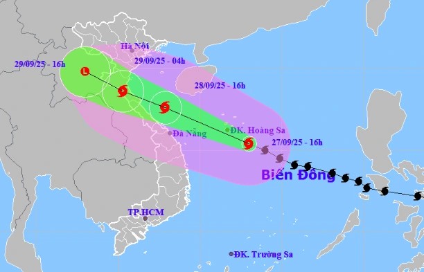 Tâm bão số 10 dự báo đổ bộ Hà Tĩnh - bắc Quảng Trị - Ảnh 1.
