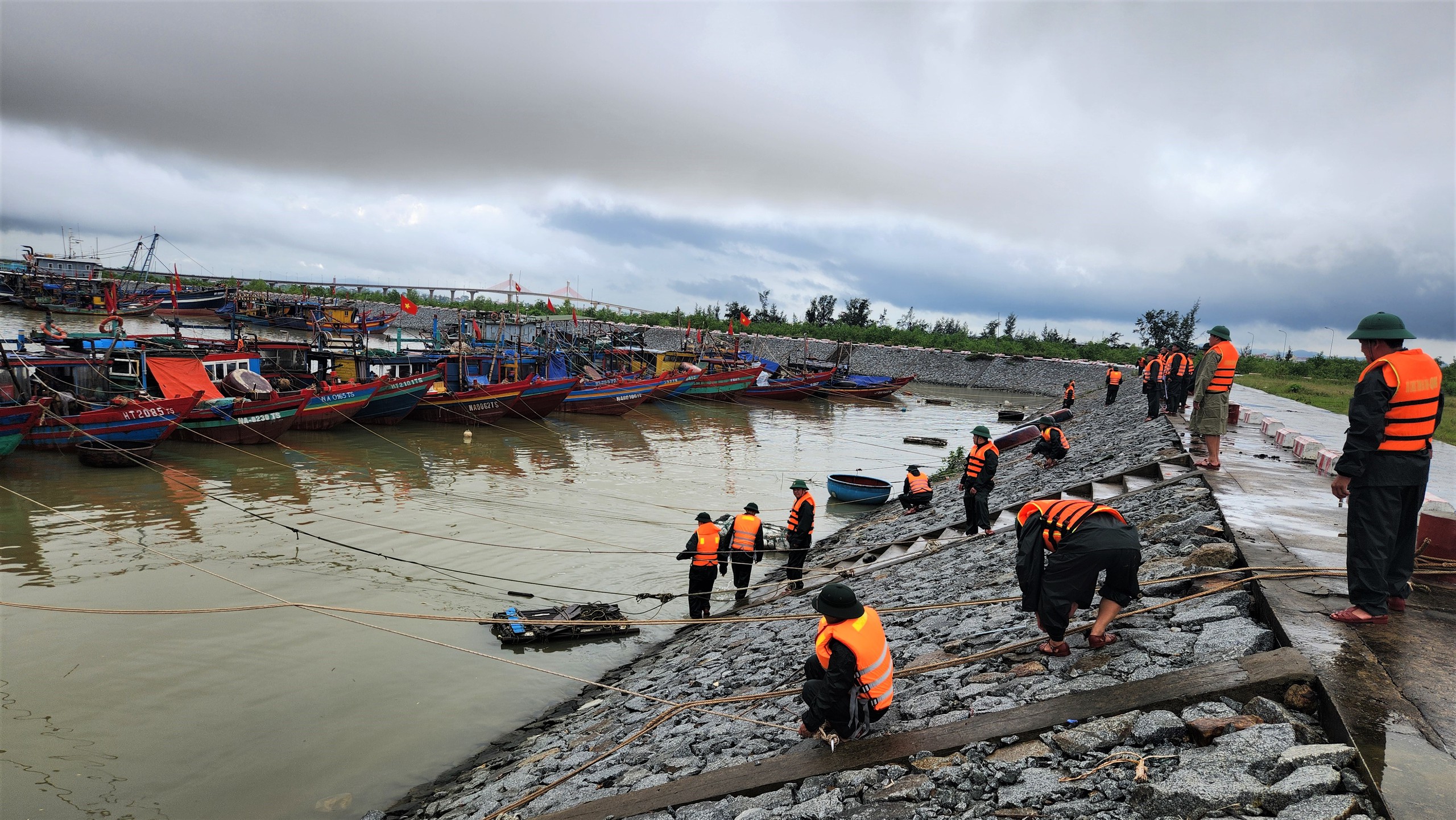 Bão số 10 (Bualoi): Hơn 200 người gia cố đê biển bị sạt lở ở Hà Tĩnh - Ảnh 7.
