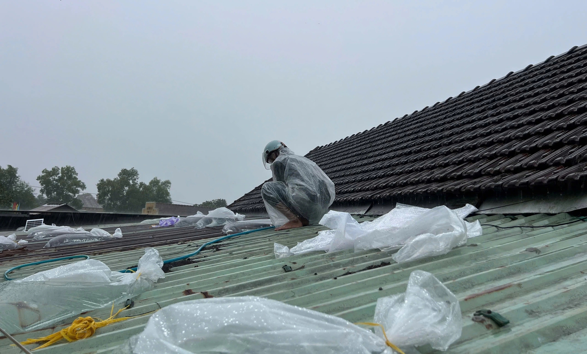Huế mưa lớn, người dân chằng chống nhà cửa, đưa ô tô đến vị trí cao   - Ảnh 6.