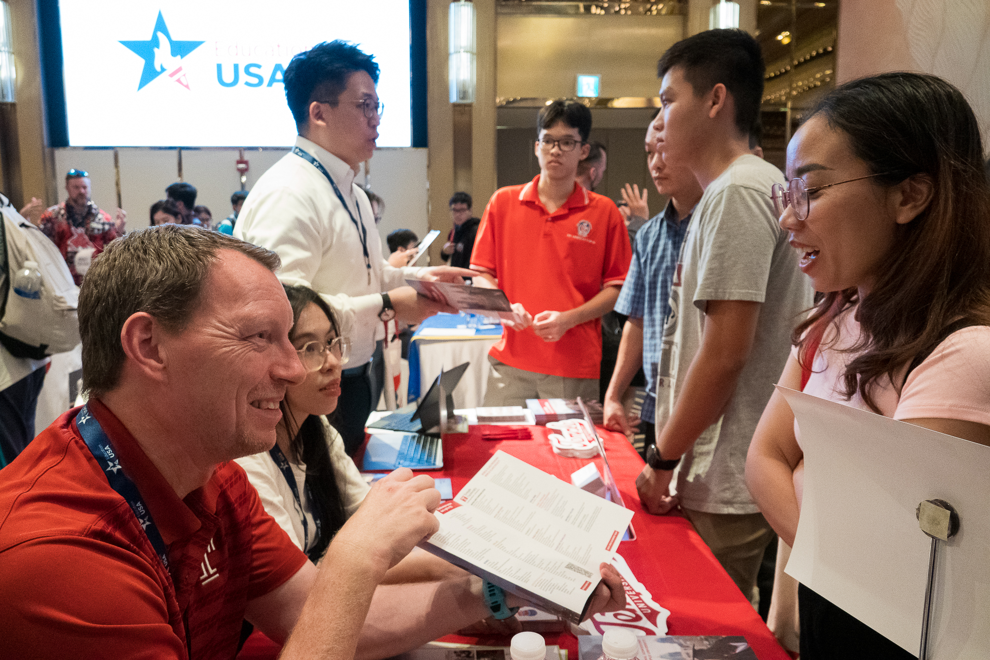 ĐH Mỹ 'rộng cửa' tuyển người Việt, nhiều trường mở học bổng riêng, thêm hỗ trợ - Ảnh 1.