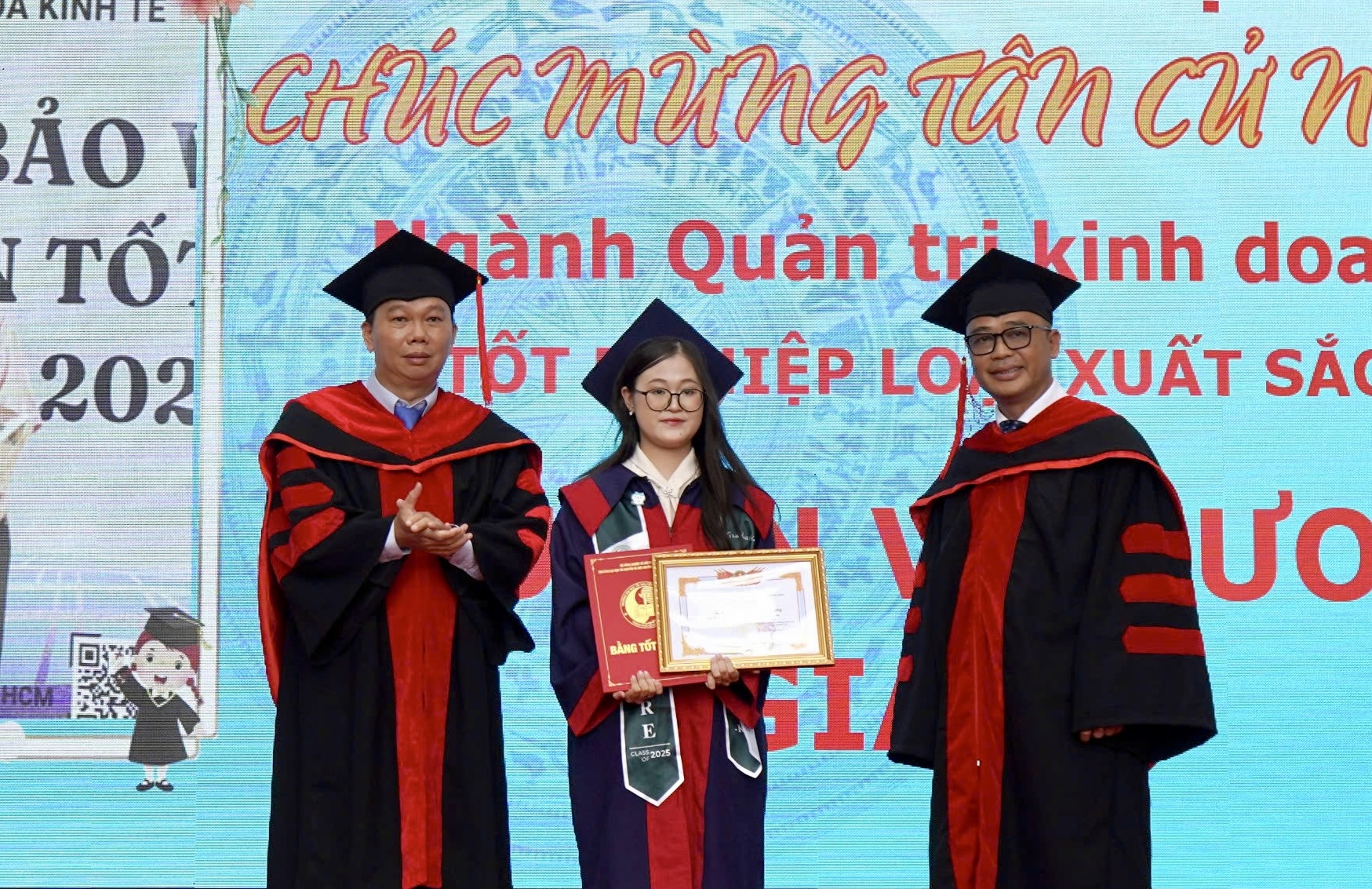 Der Schulleiter spricht bei der Abschlussfeier mit den Schülern über einen umweltfreundlichen und nachhaltigen Lebensstil - Foto 1. Hiệu trưởng chia sẻ với sinh viên về lối sống xanh, bền vững trong lễ tốt nghiệp- Ảnh 1.