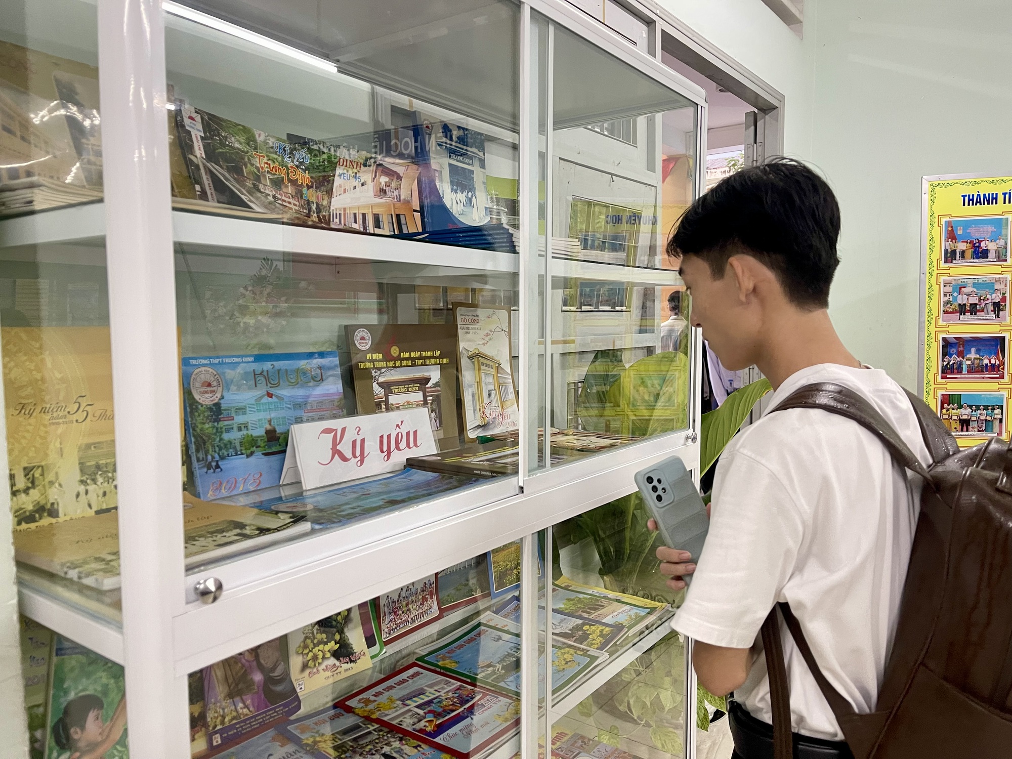 Kıdemli Korgeneral Nguyen Trong Nghia, okulun 70. yıl dönümü törenine katıldı - Fotoğraf 5. Thượng tướng Nguyễn Trọng Nghĩa dự lễ kỷ niệm ngôi trường 7 thập kỷ - Ảnh 5.