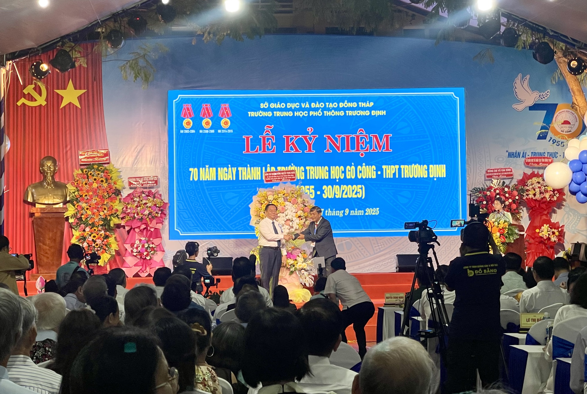 Kıdemli Korgeneral Nguyen Trong Nghia, okulun 70. yıl dönümü törenine katıldı - Fotoğraf 1. Thượng tướng Nguyễn Trọng Nghĩa dự lễ kỷ niệm ngôi trường 7 thập kỷ - Ảnh 1.