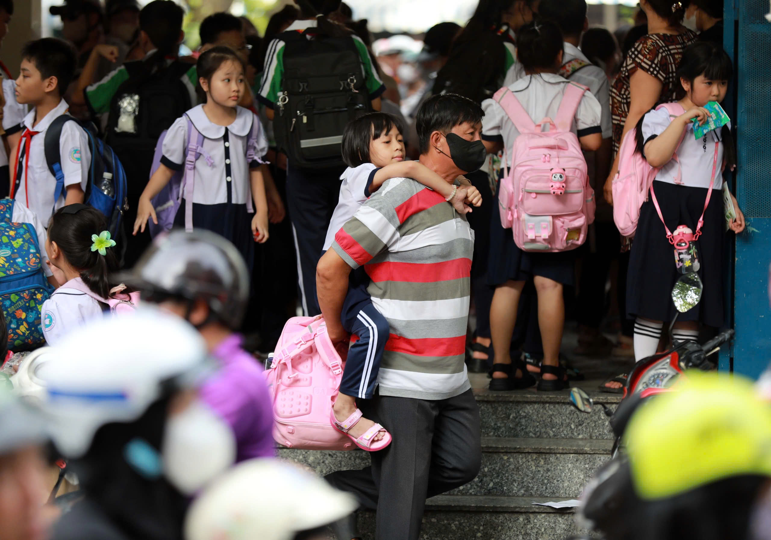 តើសាលាក្រុងហូជីមិញត្រូវបង់ថ្លៃអ្វីខ្លះក្នុងឆ្នាំសិក្សា 2025-2026? - រូបថត ២. Khoản thu nào được phép trong trường học TP.HCM năm học 2025-2026?- Ảnh 2.