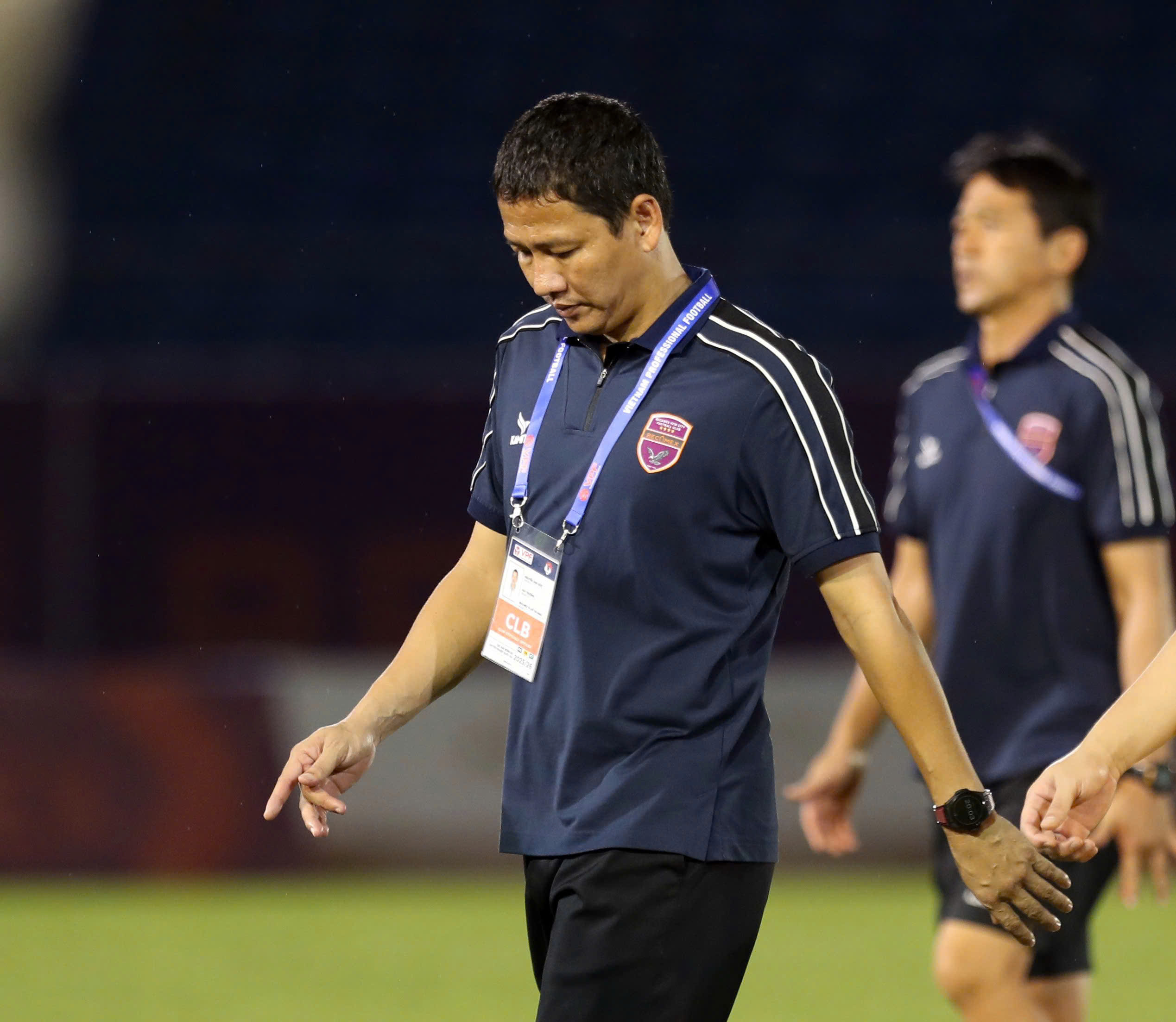 Coach Anh Duc និយាយអ្វីខ្លះអំពីកៅអីក្តៅពេល Becamex TP.HCM ចាញ់ 5 ប្រកួតជាប់គ្នា៖ ខ្ញុំមិនបារម្ភ...- រូបថត ១. HLV Anh Đức nói gì về ghế nóng khi Becamex TP.HCM thua 5 trận liền: Tôi không lo…- Ảnh 1.