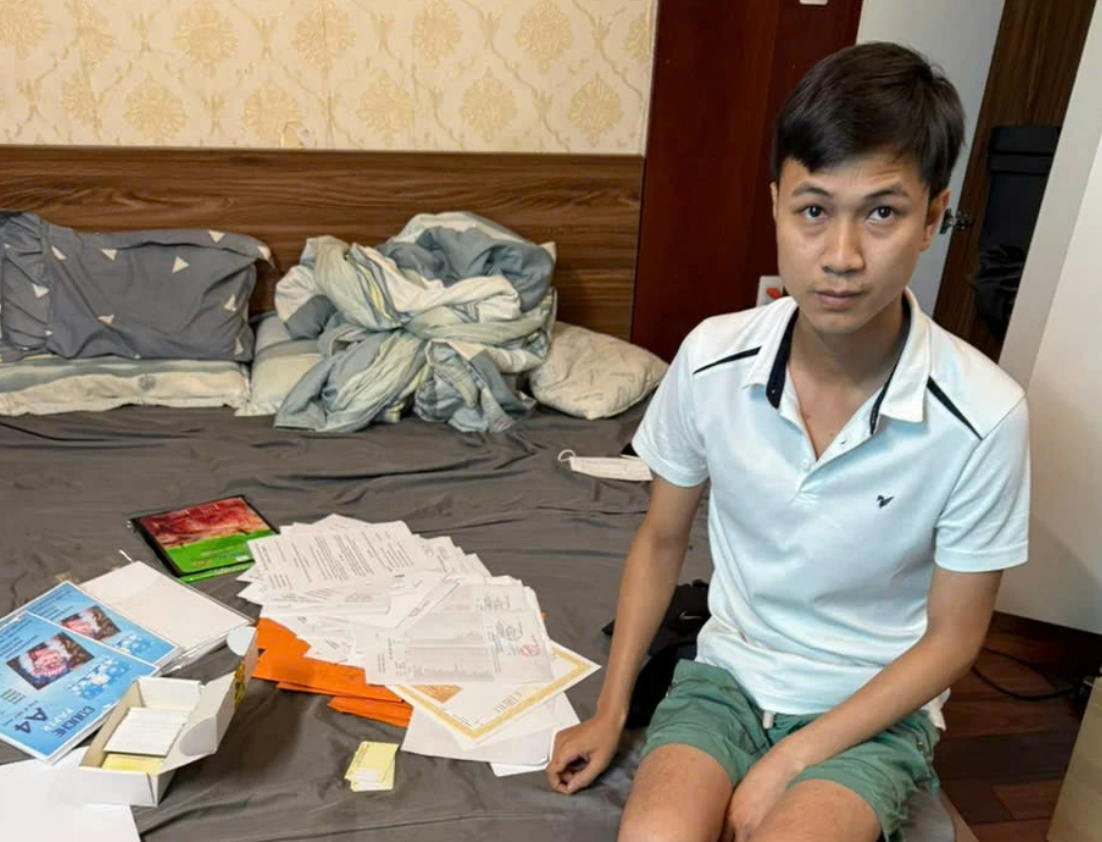 Quảng Trị: Công an triệt phá đường dây làm giả hàng chục nghìn văn bằng, giấy tờ- Ảnh 1.