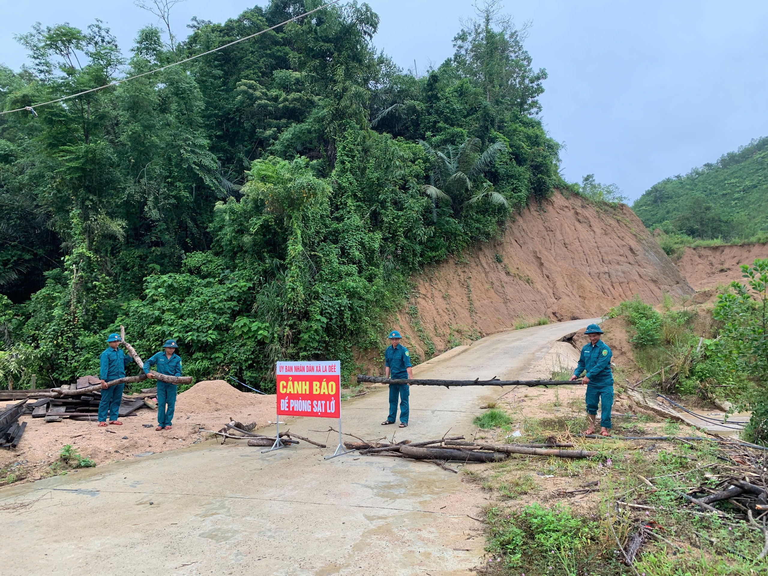 Ứng phó bão số 10: Vùng cao Đà Nẵng cảnh giác tỏa lực', thành phố siết chặt- Ảnh 1.