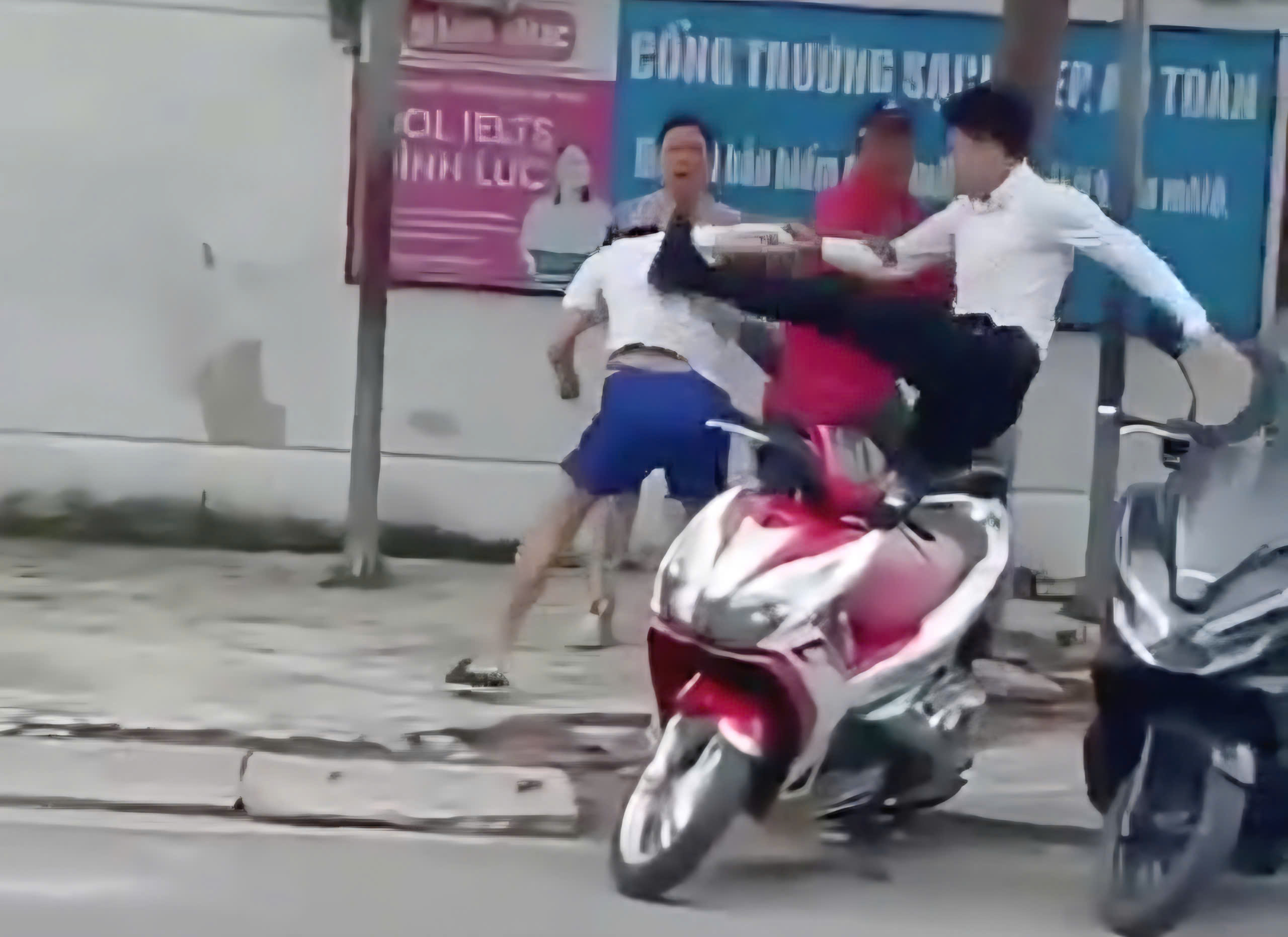 Khánh Hòa làm rõ tin đồn đối tượng đánh người trước cổng trường là công an - Ảnh 1.