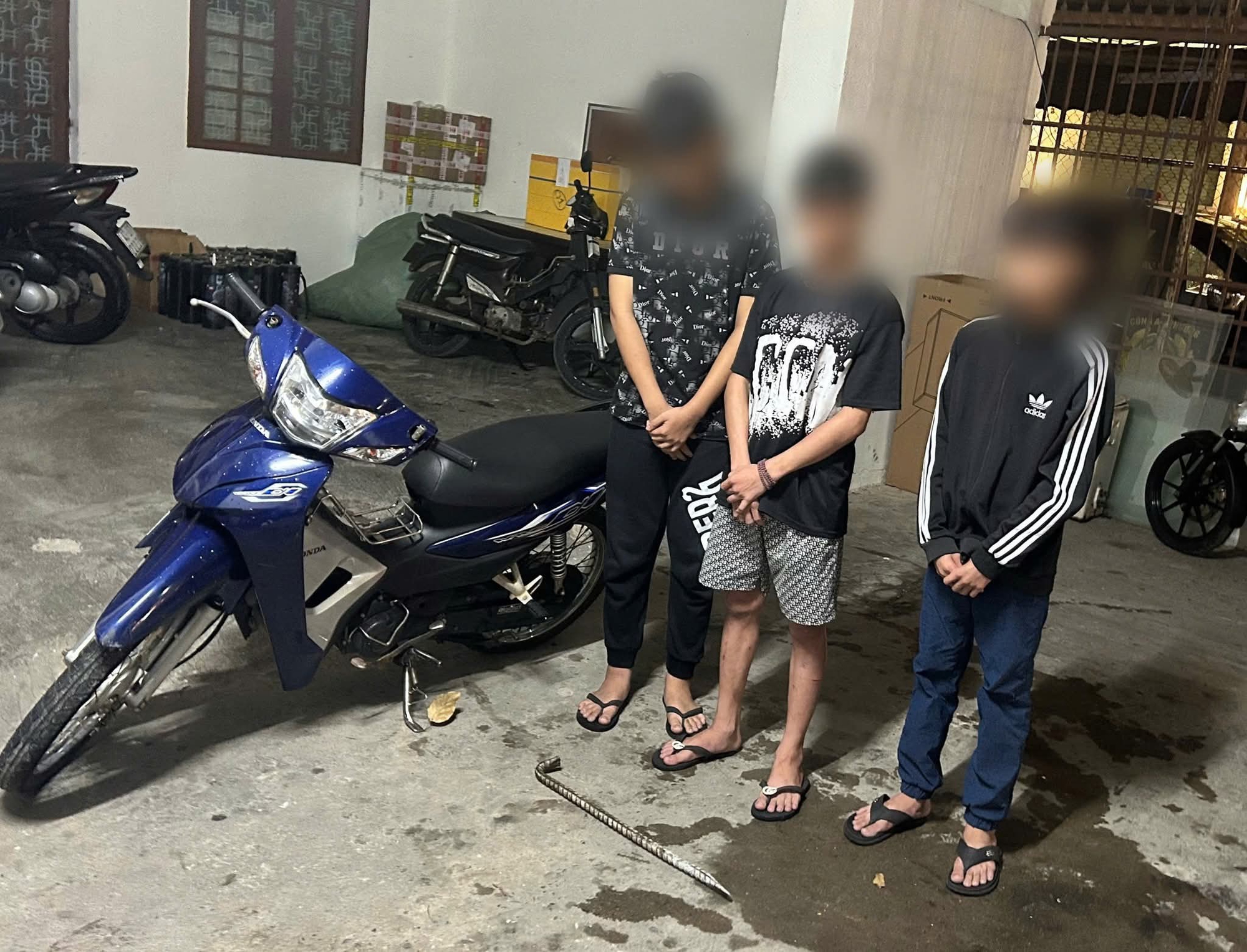 Nhóm thiếu niên liều lĩnh lợi dụng bão số 10 đột nhập nhà hàng trộm két sắt- Ảnh 1.