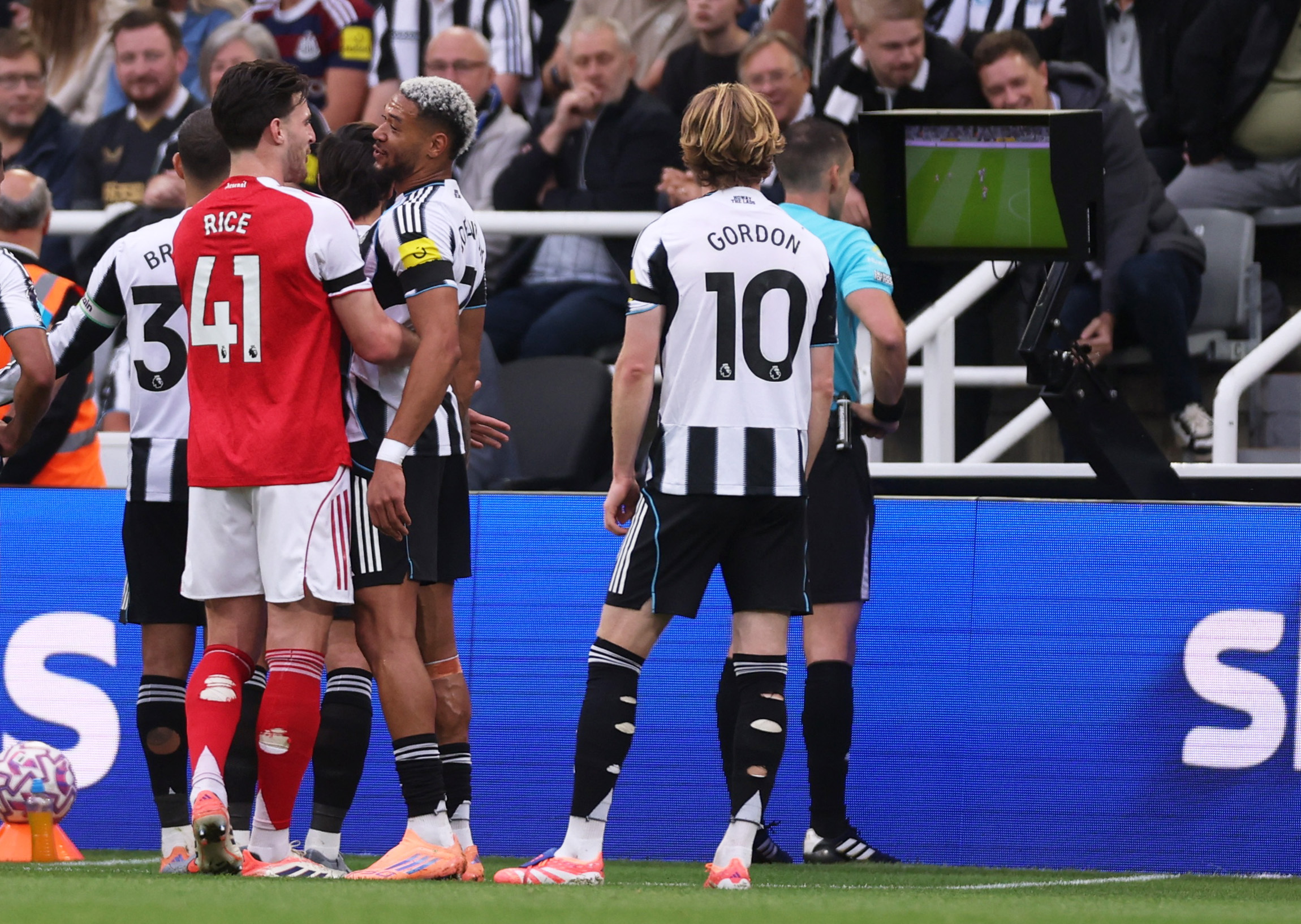 Newcastle thua đau Arsenal phút 90+6, tranh cãi cực gắt nổ ra: Trọng tài VAR ở đâu?- Ảnh 4.