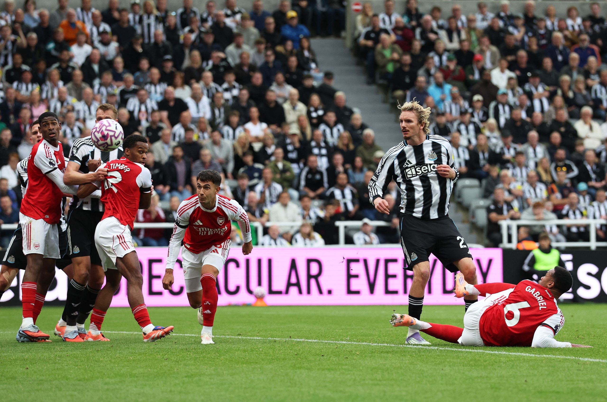 Newcastle thua đau Arsenal phút 90+6, tranh cãi cực gắt nổ ra: Trọng tài VAR ở đâu?- Ảnh 2.