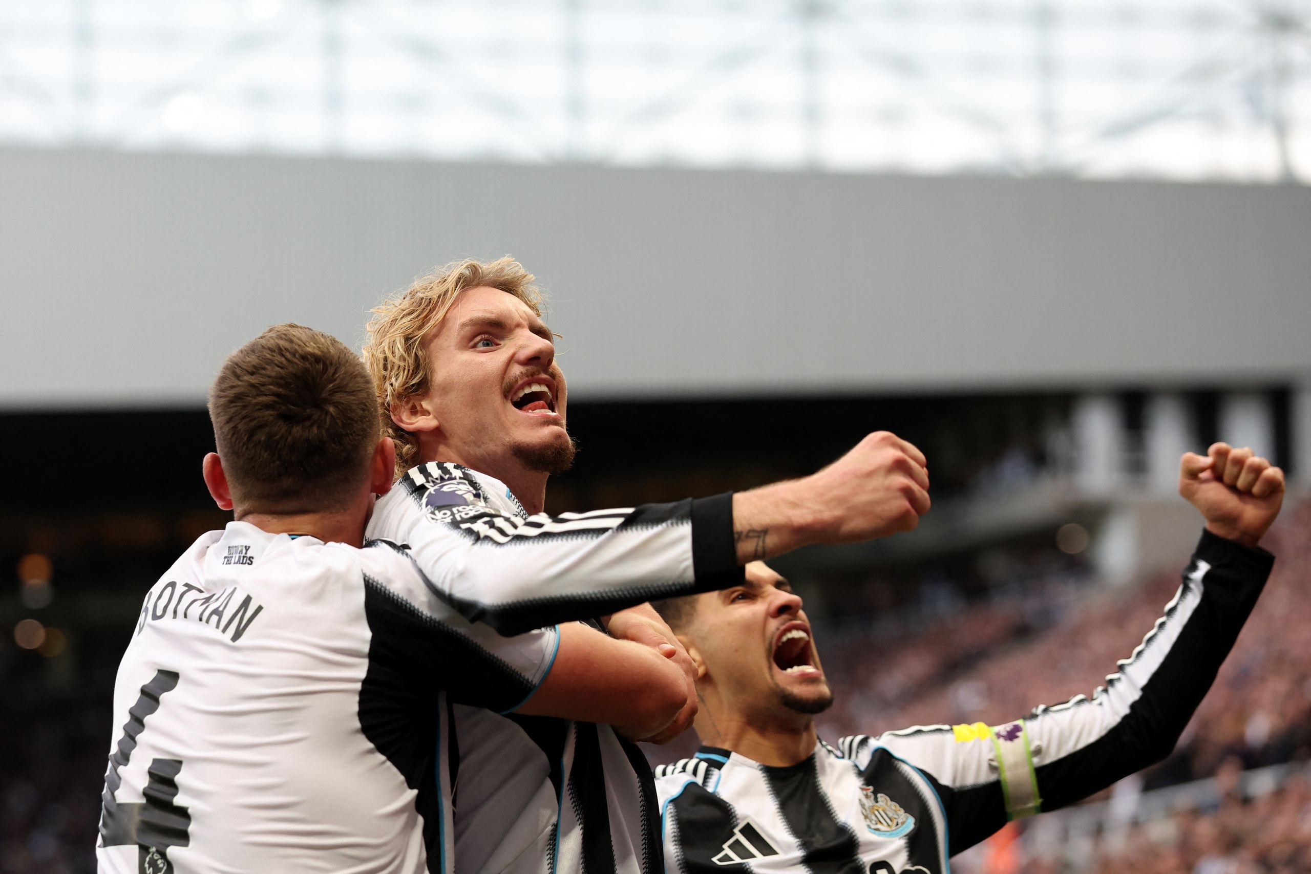 Newcastle thua đau Arsenal phút 90+6, tranh cãi cực gắt nổ ra: Trọng tài VAR ở đâu?- Ảnh 1.