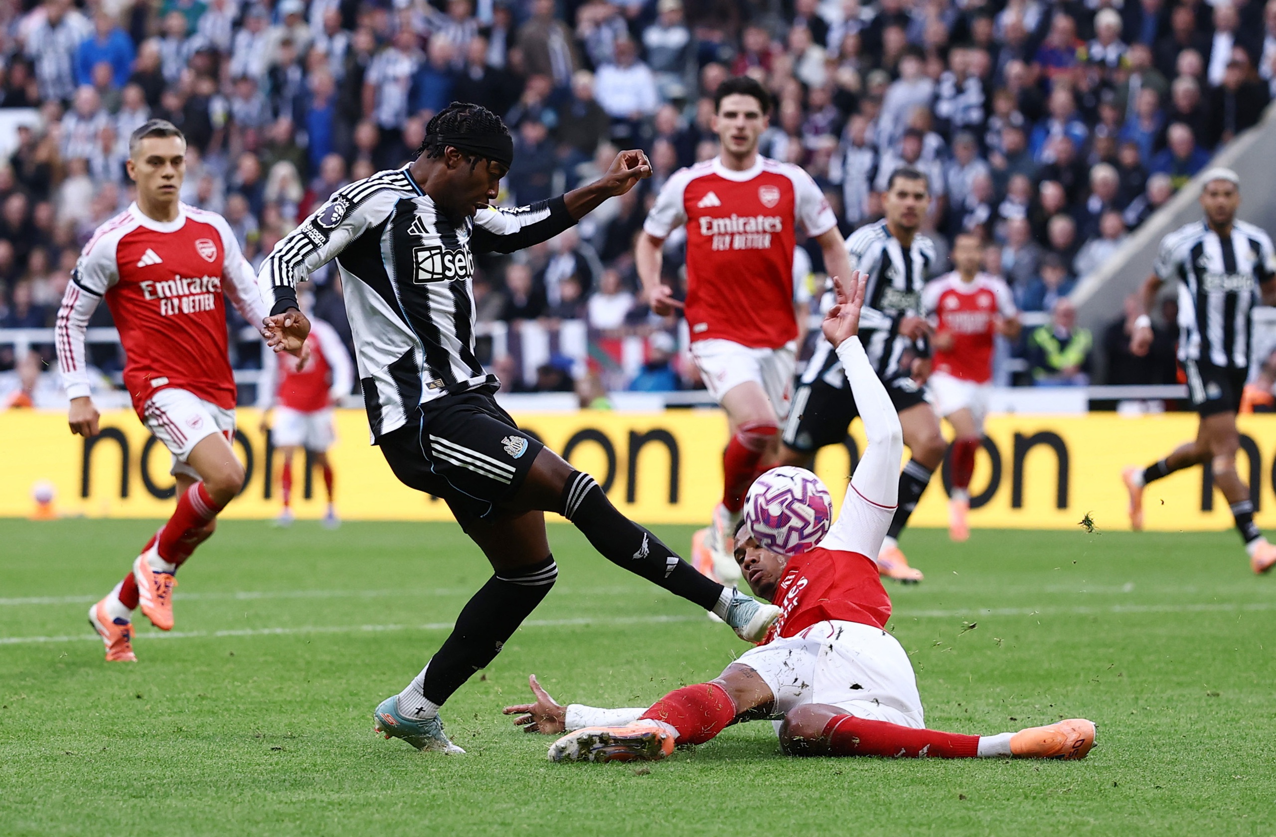Newcastle thua đau Arsenal phút 90+6, tranh cãi cực gắt nổ ra: Trọng tài VAR ở đâu?- Ảnh 8.