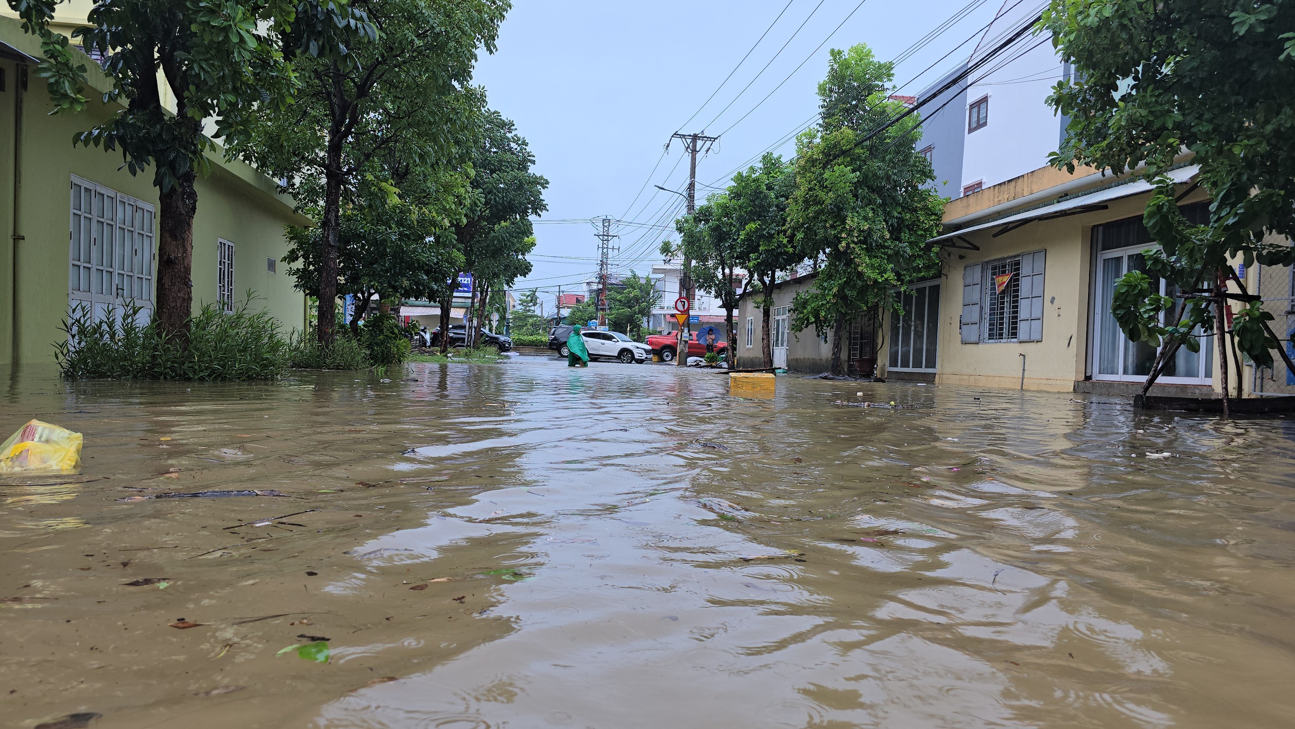 Người dân Đồng Hới bàng hoàng vì ngập lụt do bão số 10 sau giấc ngủ trưa - Ảnh 2. Người dân Đồng Hới bàng hoàng vì ngập lụt do bão số 10 sau giấc ngủ trưa - Ảnh 2.