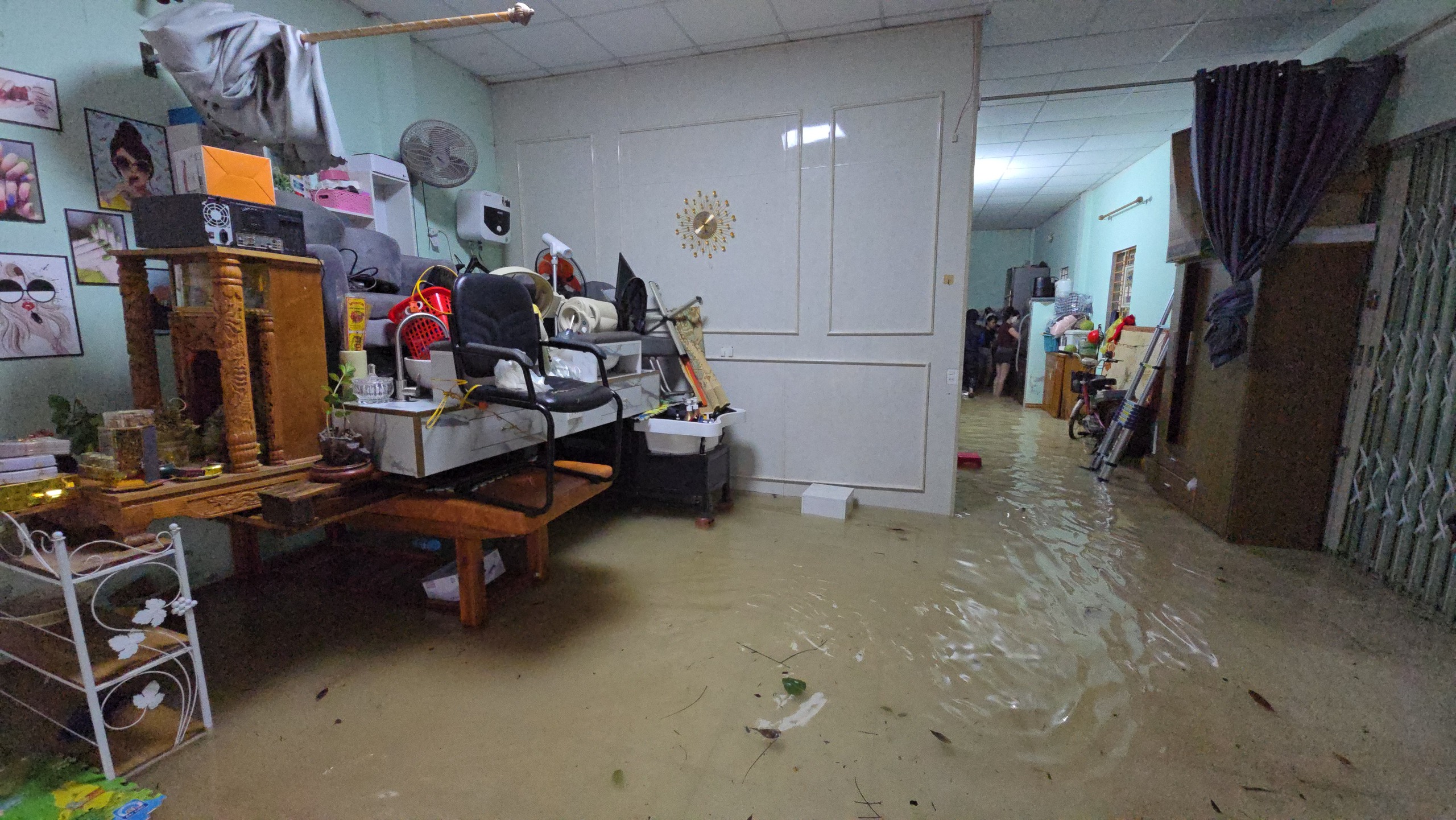 Người dân Đồng Hới bàng hoàng vì ngập lụt do bão số 10 sau giấc ngủ trưa - Ảnh 4. Người dân Đồng Hới bàng hoàng vì ngập lụt do bão số 10 sau giấc ngủ trưa - Ảnh 4.