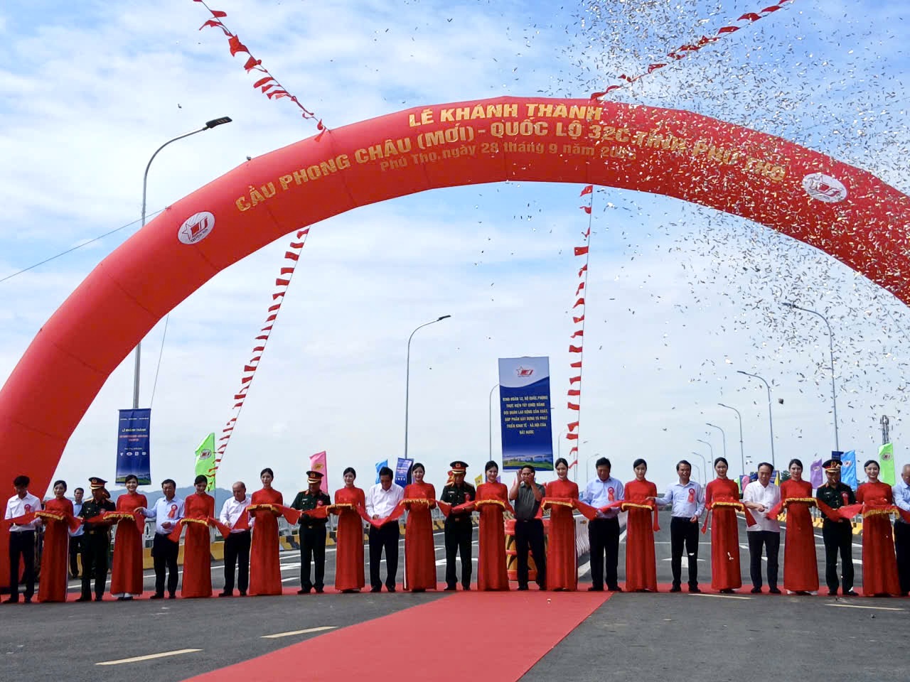 Thông xe cầu Phong Châu mới- Ảnh 1.