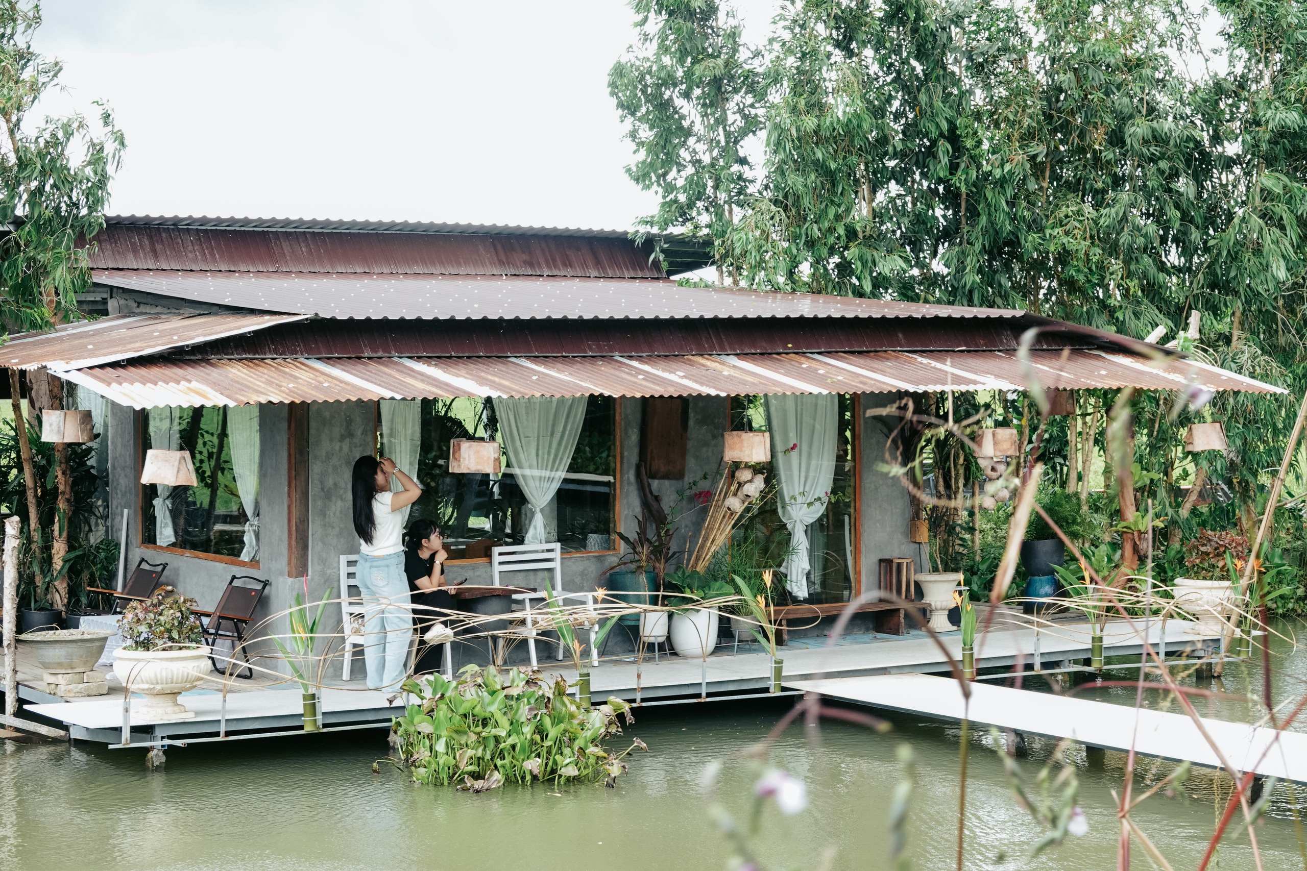 Qu&aacute;n c&agrave; ph&ecirc; hương đồng gi&oacute; nội 'n&iacute;u ch&acirc;n' giới trẻ Cần Thơ - Ảnh 5.