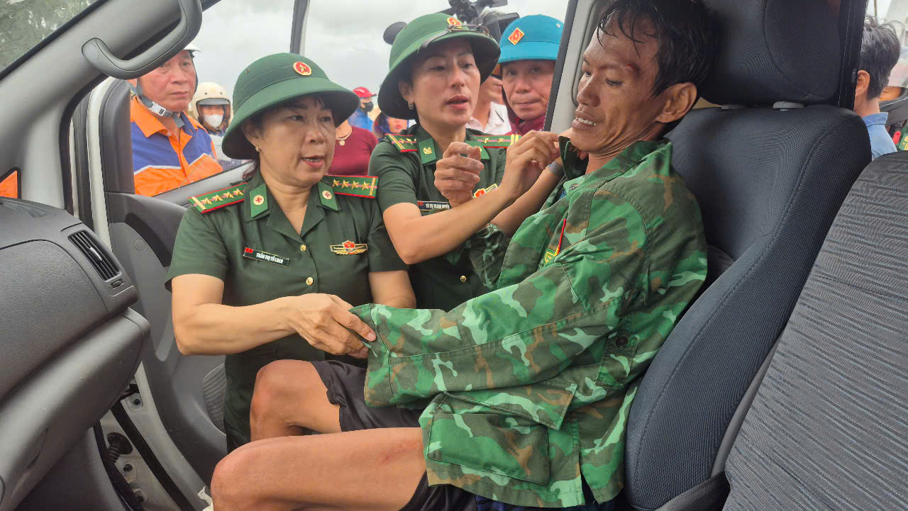 Bão số 10: 2 tàu cá bị sóng đánh chìm ở Quảng Trị, đã cứu được 8 thuyền viên- Ảnh 1.