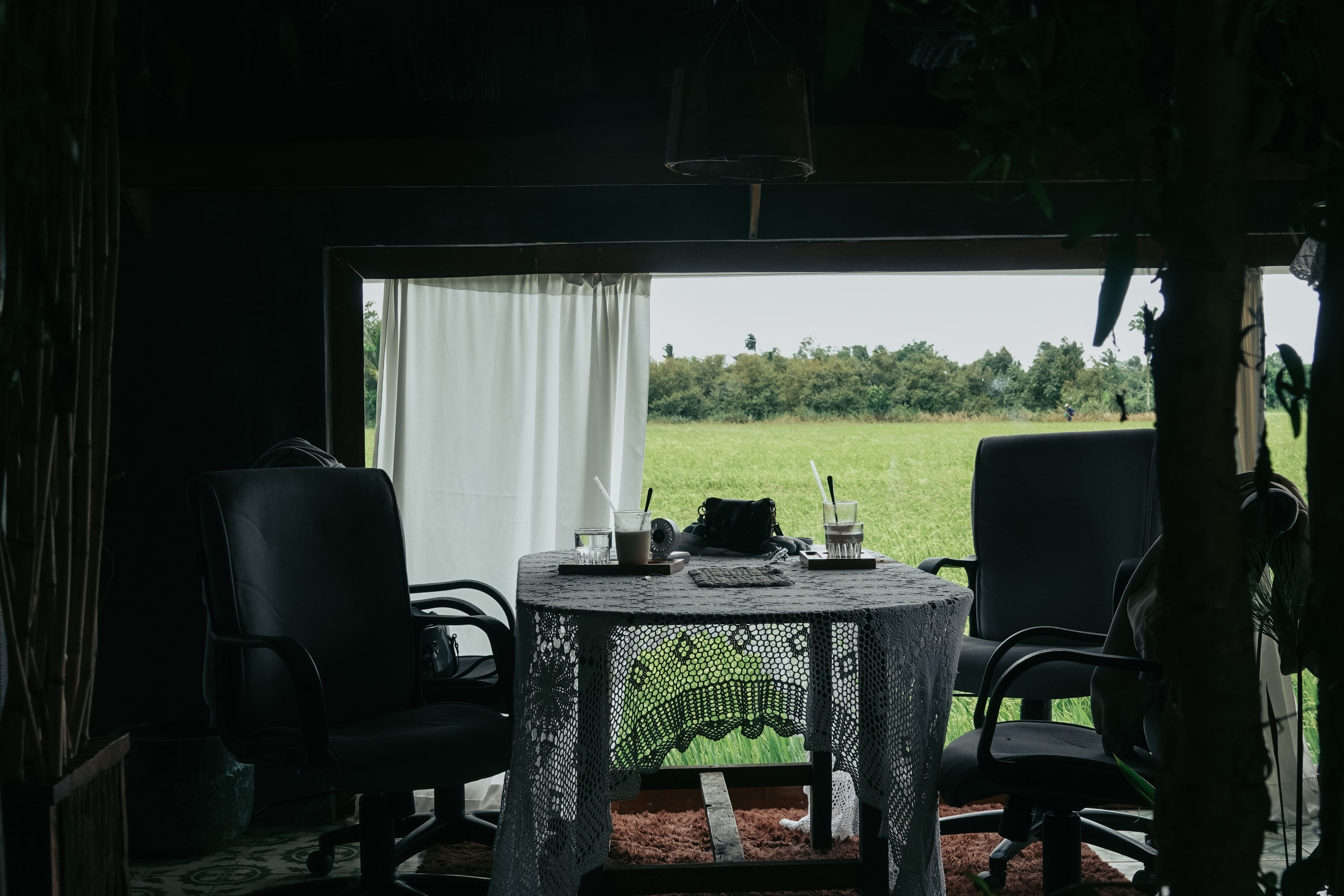 Qu&aacute;n c&agrave; ph&ecirc; hương đồng gi&oacute; nội 'n&iacute;u ch&acirc;n' giới trẻ Cần Thơ - Ảnh 7.