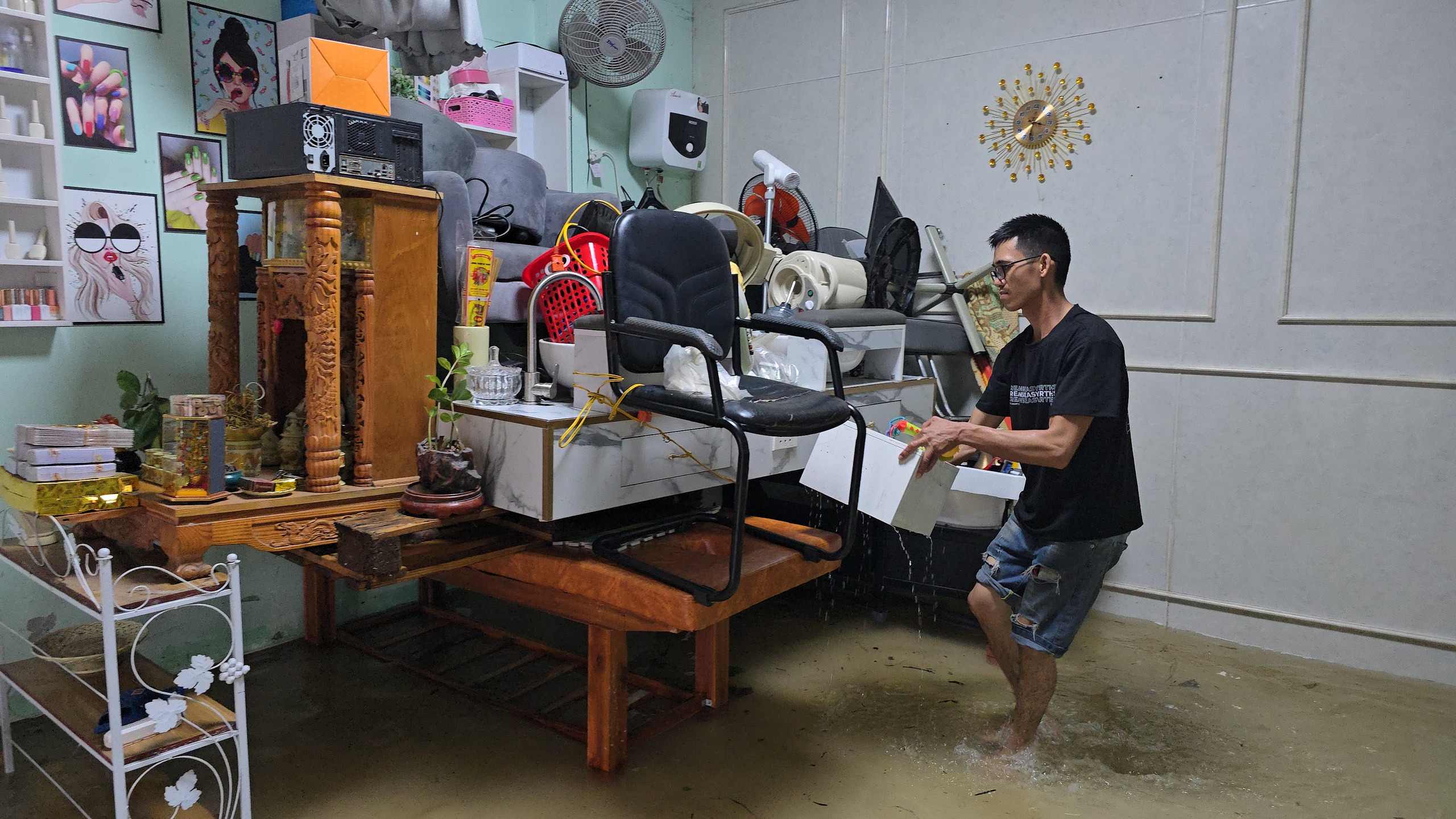 Người dân Đồng Hới bàng hoàng vì ngập lụt do bão số 10 sau giấc ngủ trưa - Ảnh 5. Người dân Đồng Hới bàng hoàng vì ngập lụt do bão số 10 sau giấc ngủ trưa - Ảnh 5.