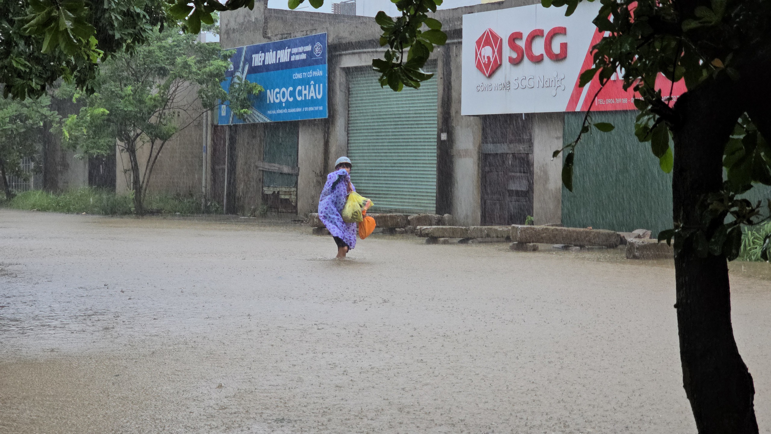 Người dân Đồng Hới bàng hoàng vì ngập lụt do bão số 10 sau giấc ngủ trưa - Ảnh 3. Người dân Đồng Hới bàng hoàng vì ngập lụt do bão số 10 sau giấc ngủ trưa - Ảnh 3.