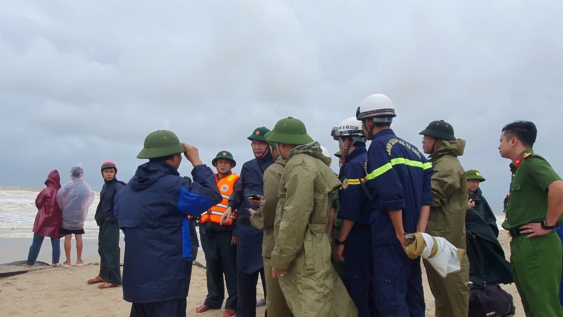 Bão số 10: 2 tàu cá bị sóng đánh chìm ở Quảng Trị, đã cứu được 8 thuyền viên- Ảnh 3.