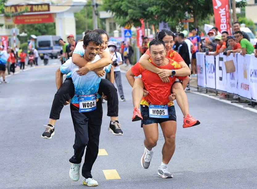 ភ្ញាក់ផ្អើលជាមួយនឹងកំណត់ត្រាថ្មីដែលបានកំណត់ក្នុងការប្រកួតអន្តរជាតិ Green Marathon 2025 - រូបថត ៤. Sốc với kỷ lục mới được lập sâu tại giải quốc tế Green Marathon 2025- Ảnh 4.