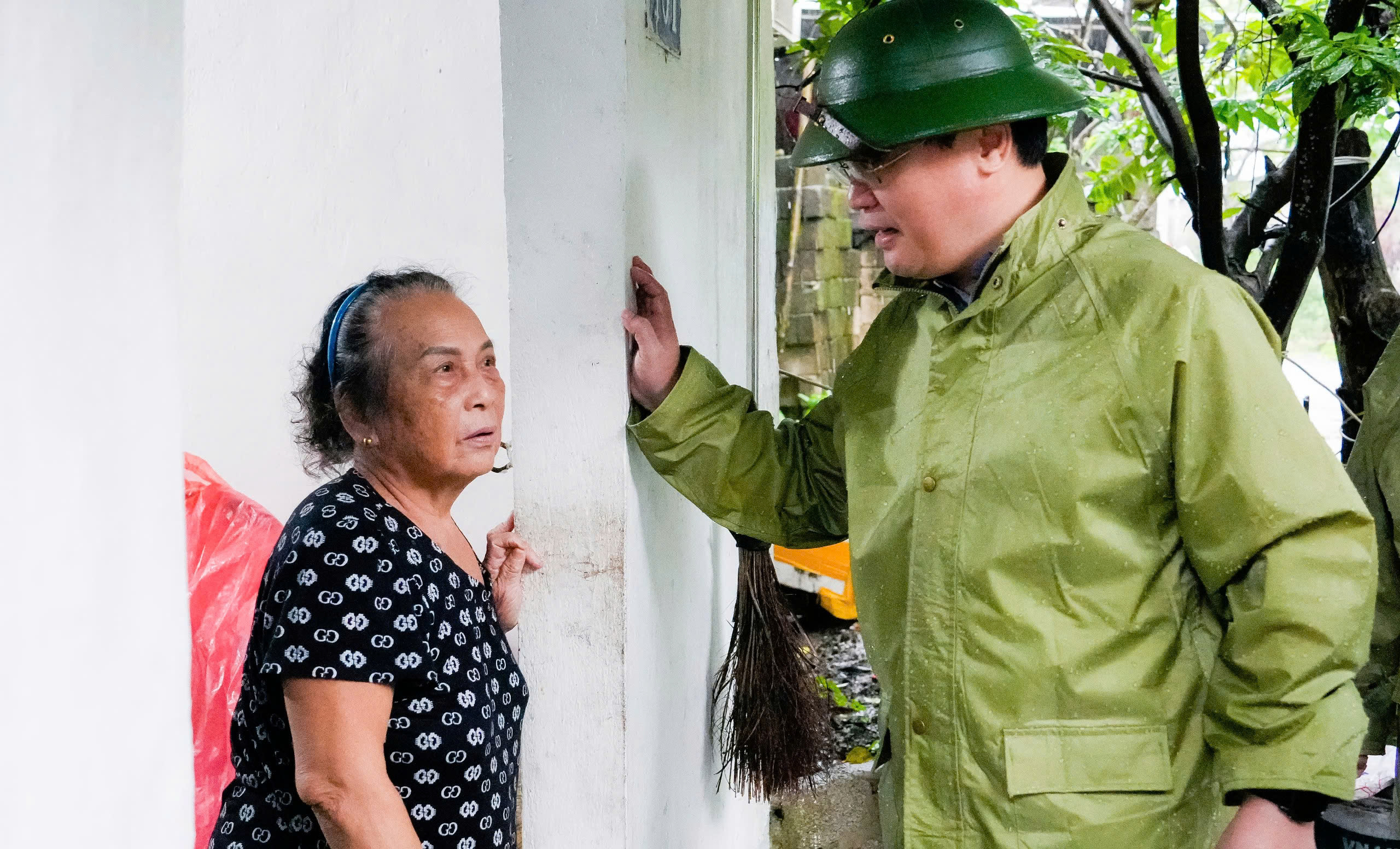 Nghệ An gấp rút sơ tán dân trước khi bão số 10 đổ bộ- Ảnh 1.