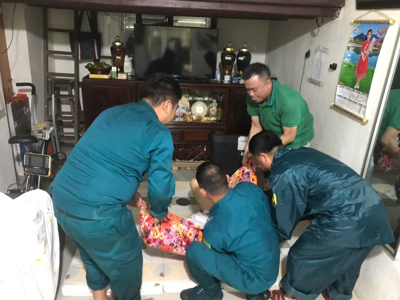 Nghệ An gấp rút sơ tán dân trước khi bão số 10 đổ bộ- Ảnh 2.