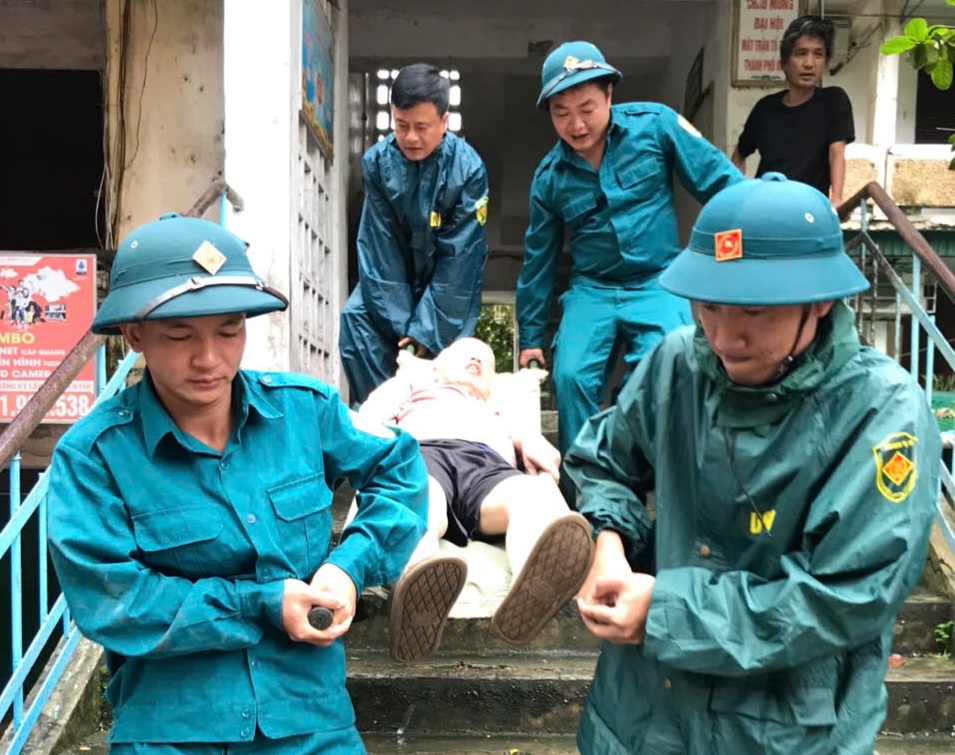 Nghệ An gấp rút sơ tán dân trước khi bão số 10 đổ bộ- Ảnh 3.