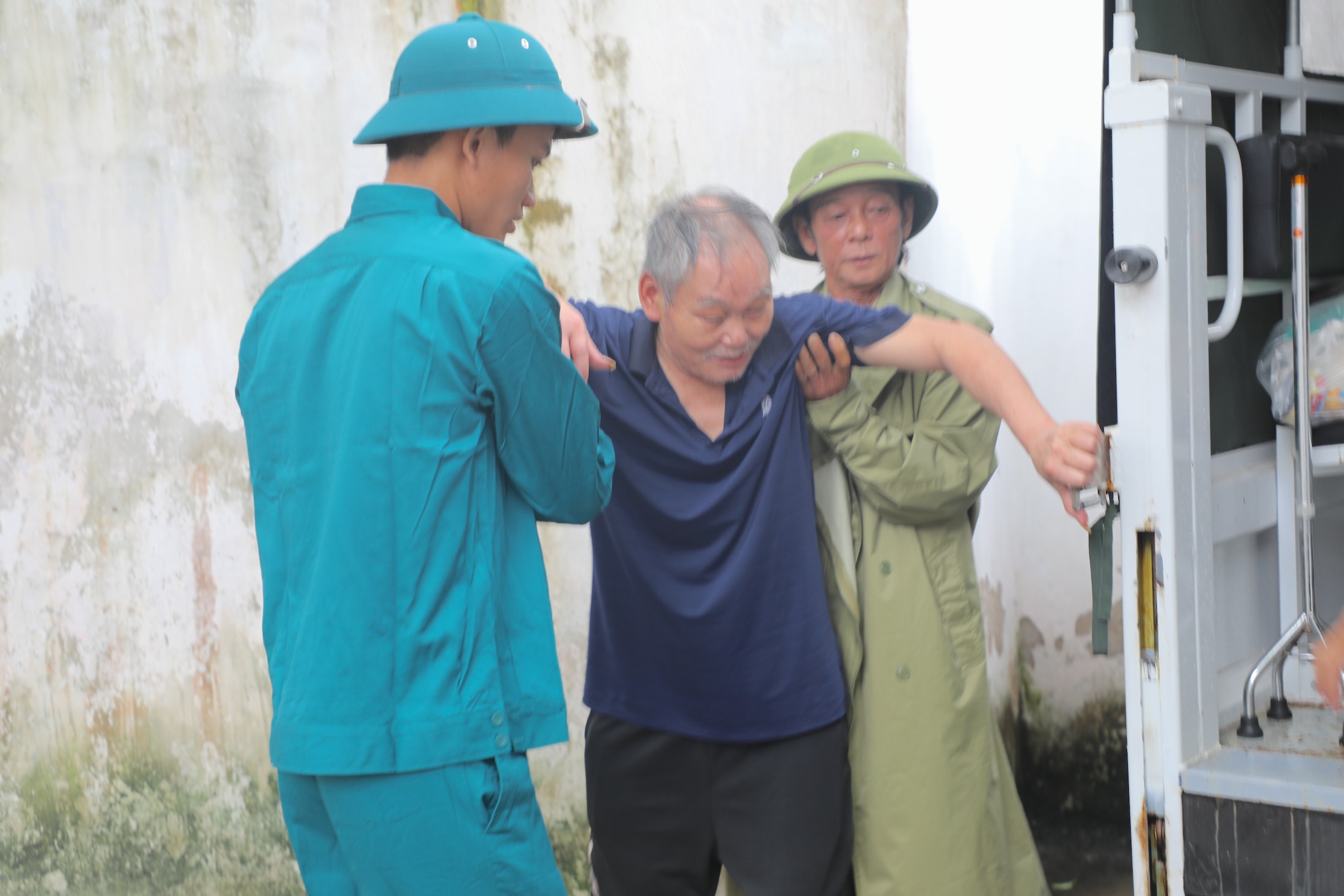 Nghệ An gấp rút sơ tán dân trước khi bão số 10 đổ bộ- Ảnh 6.
