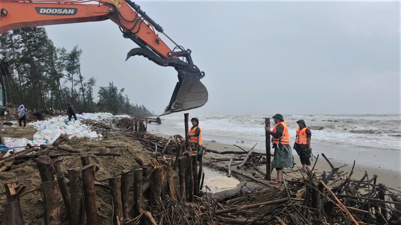Bão số 10: Hà Tĩnh gấp rút sơ tán dân, thủy điện Hố Hô xả tràn- Ảnh 1.