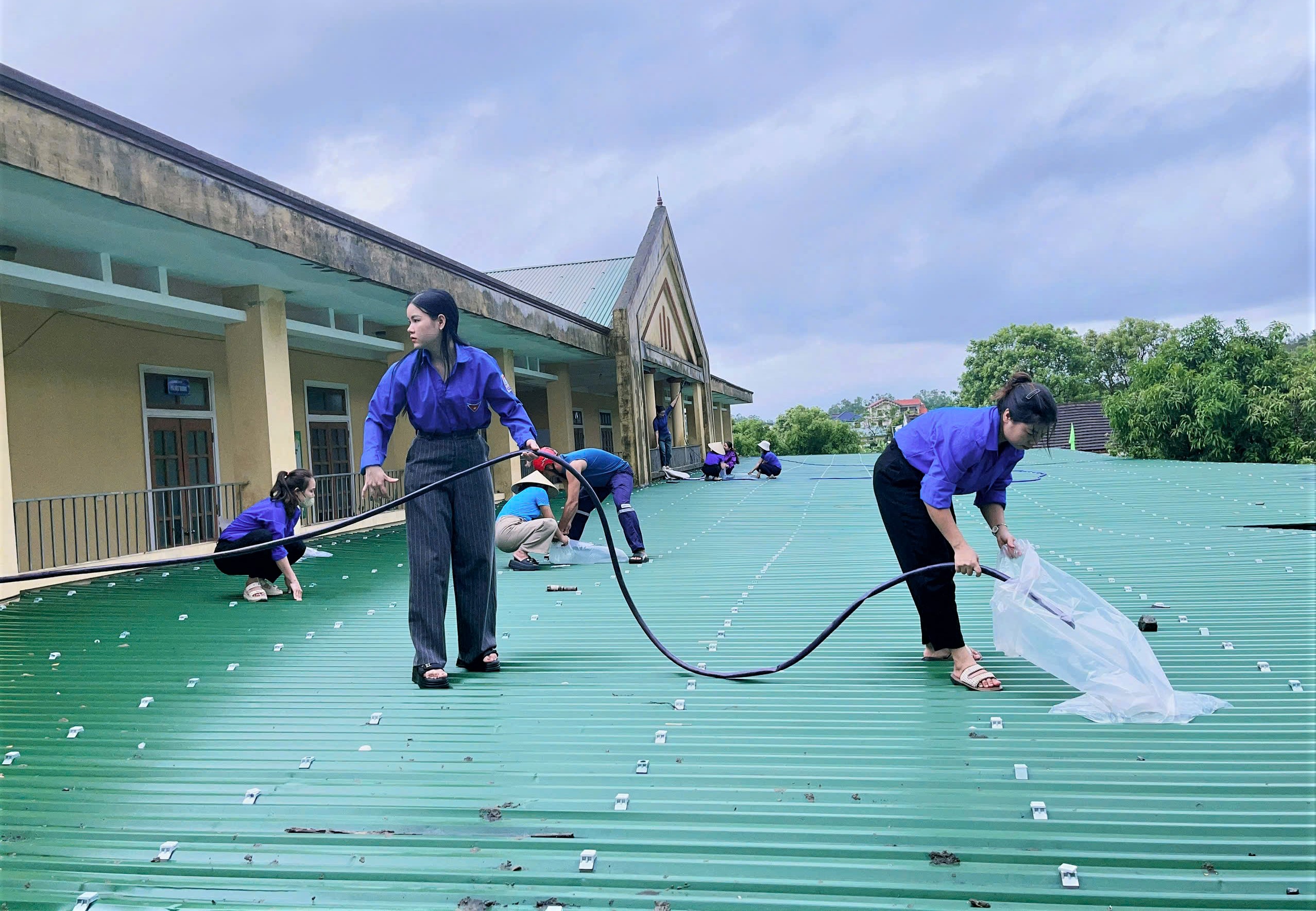 Bão số 10: Hà Tĩnh gấp rút sơ tán dân, thủy điện Hố Hô xả tràn- Ảnh 10.