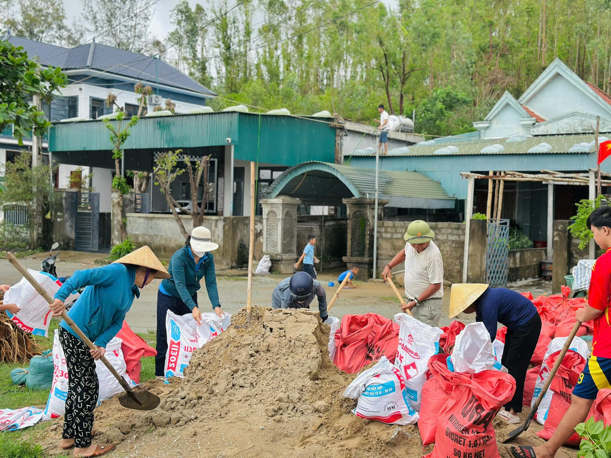 Bão số 10: Hà Tĩnh gấp rút sơ tán dân, thủy điện Hố Hô xả tràn- Ảnh 12.
