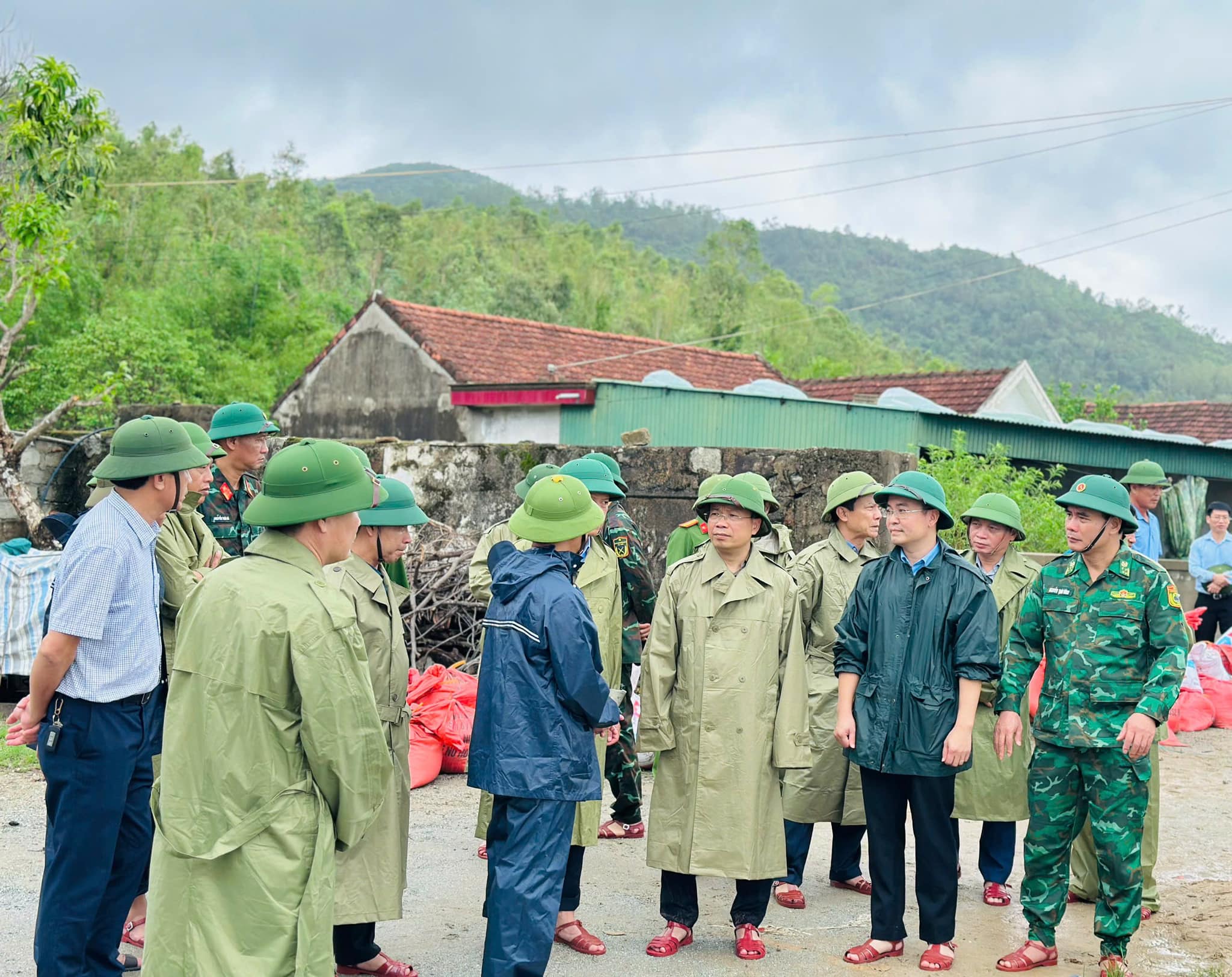 Bão số 10: Hà Tĩnh gấp rút sơ tán dân, thủy điện Hố Hô xả tràn- Ảnh 11.