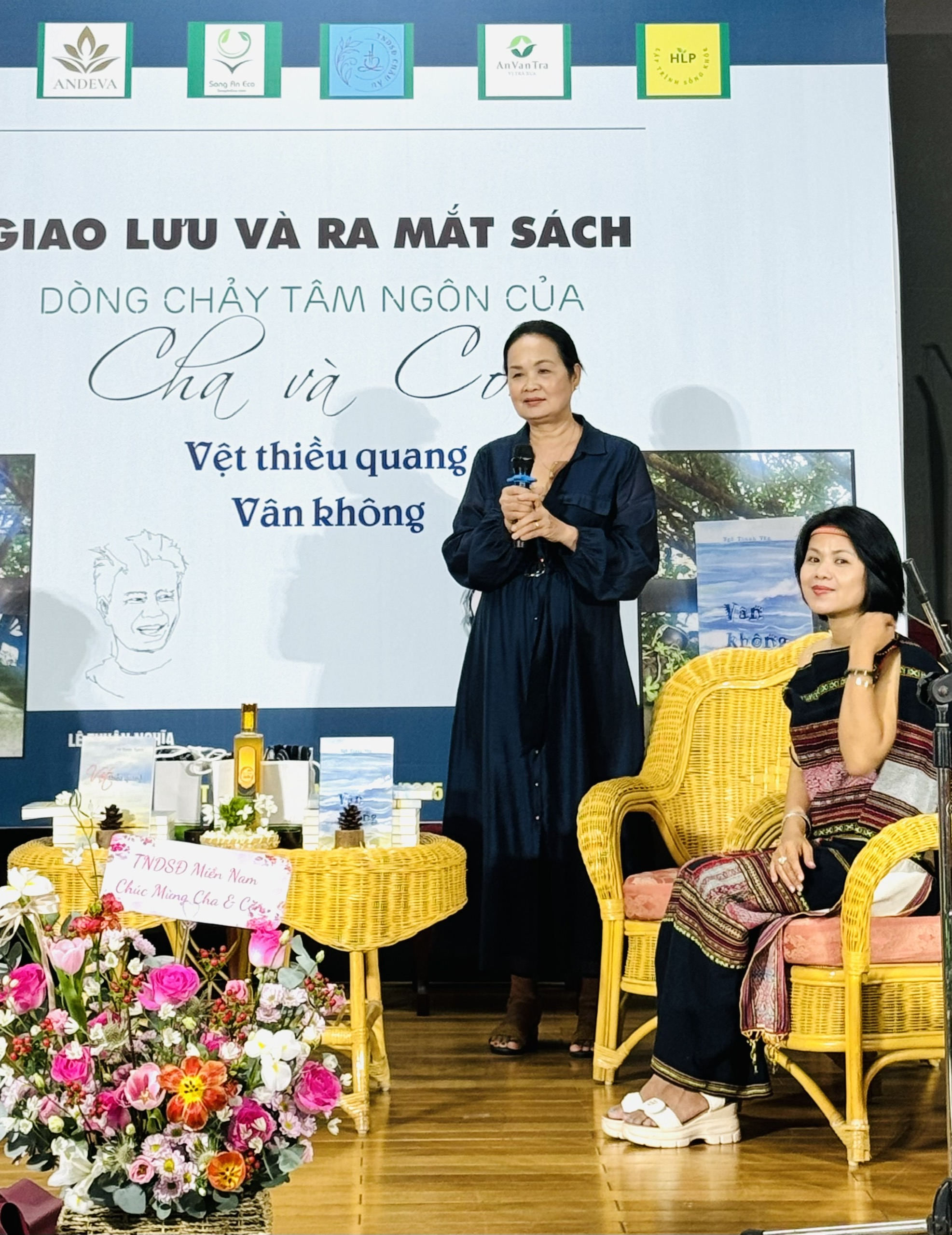 Chairwoman of the Ho Chi Minh City Writers Association, Bich Ngan, wishes the author of 'Van Khong' continued... loneliness - Photo 4. Chủ tịch Hội Nhà văn TP.HCM Bích Ngân chúc tác giả 'Vân không' tiếp tục... cô đơn- Ảnh 4.
