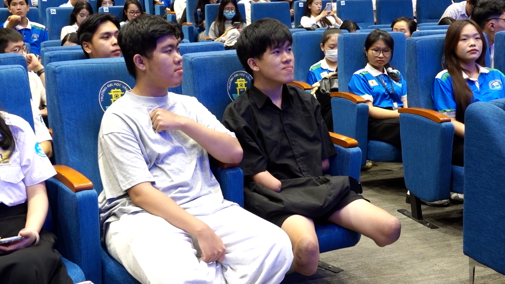 សាកលវិទ្យាល័យ Van Hien ផ្តល់អាហារូបករណ៍ដល់និស្សិត 'ភេនឃ្វីន' ដែលបាត់បង់អវយវៈ - រូបថត ២. Trường ĐH Văn Hiến trao học bổng cho sinh viên ‘chim cánh cụt’ bị mất tứ chi- Ảnh 2.