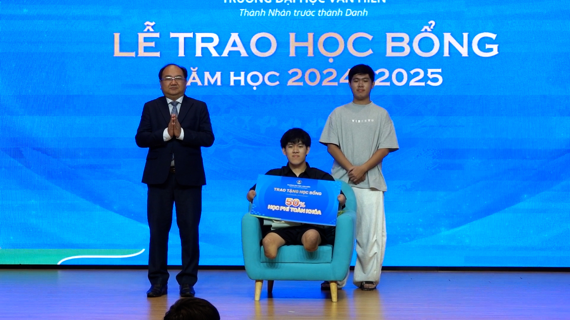 Trường ĐH Văn Hiến trao học bổng cho si…